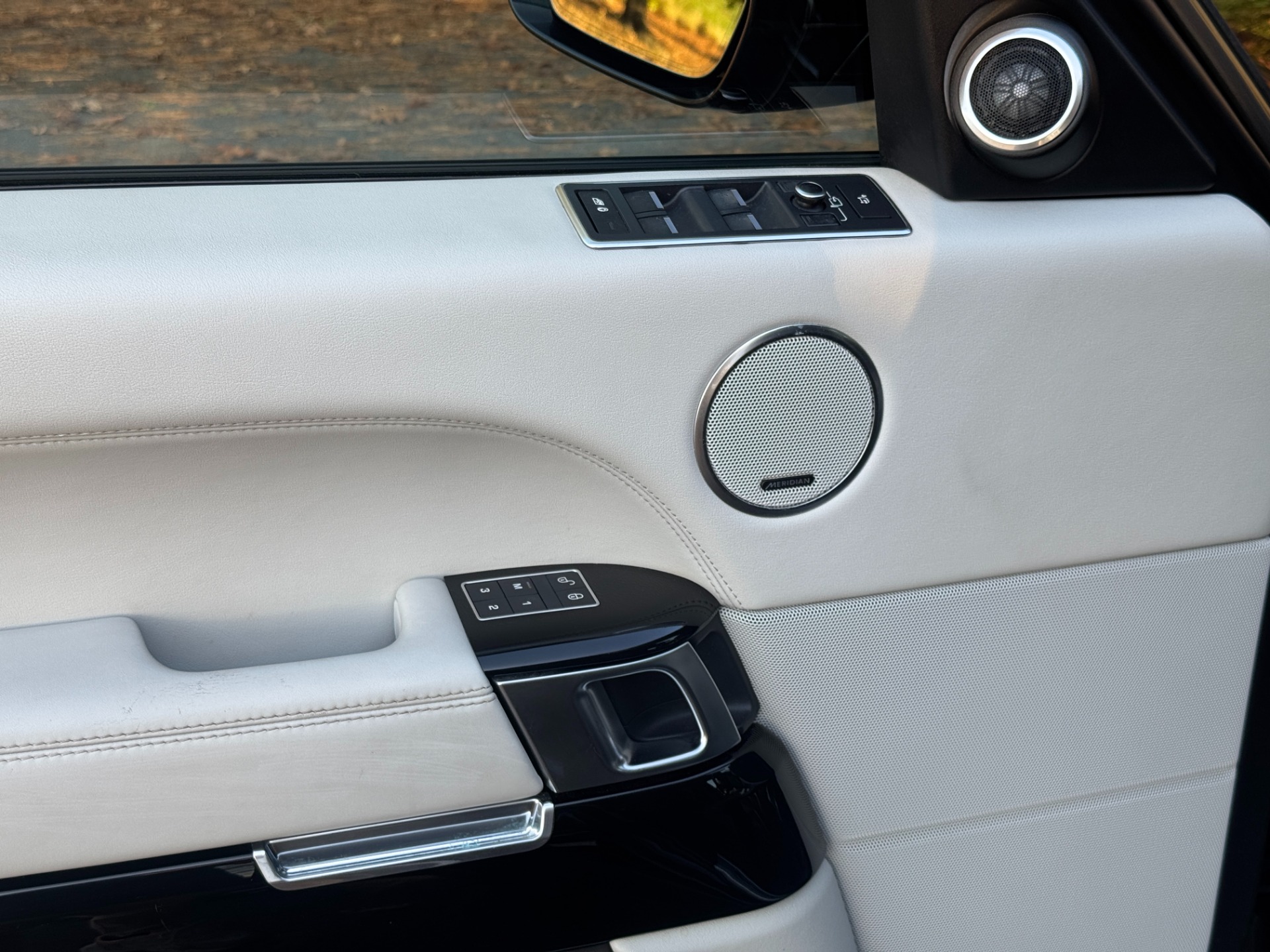 Used 2016 Land Rover RANGE ROVER SC V8 / LWB / NAV / PANO-ROOF / BURMESTER / REARVIEW for sale Sold at Formula Imports in Charlotte NC 28227 20