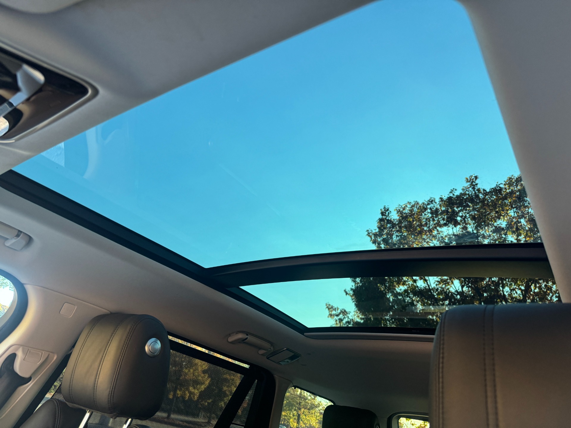 Used 2016 Land Rover RANGE ROVER SC V8 / LWB / NAV / PANO-ROOF / BURMESTER / REARVIEW for sale Sold at Formula Imports in Charlotte NC 28227 38