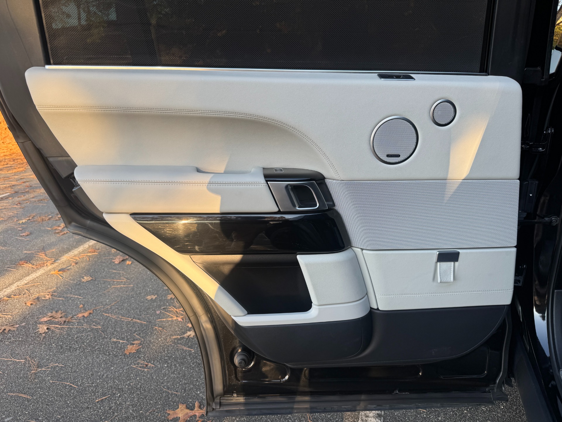 Used 2016 Land Rover RANGE ROVER SC V8 / LWB / NAV / PANO-ROOF / BURMESTER / REARVIEW for sale Sold at Formula Imports in Charlotte NC 28227 39