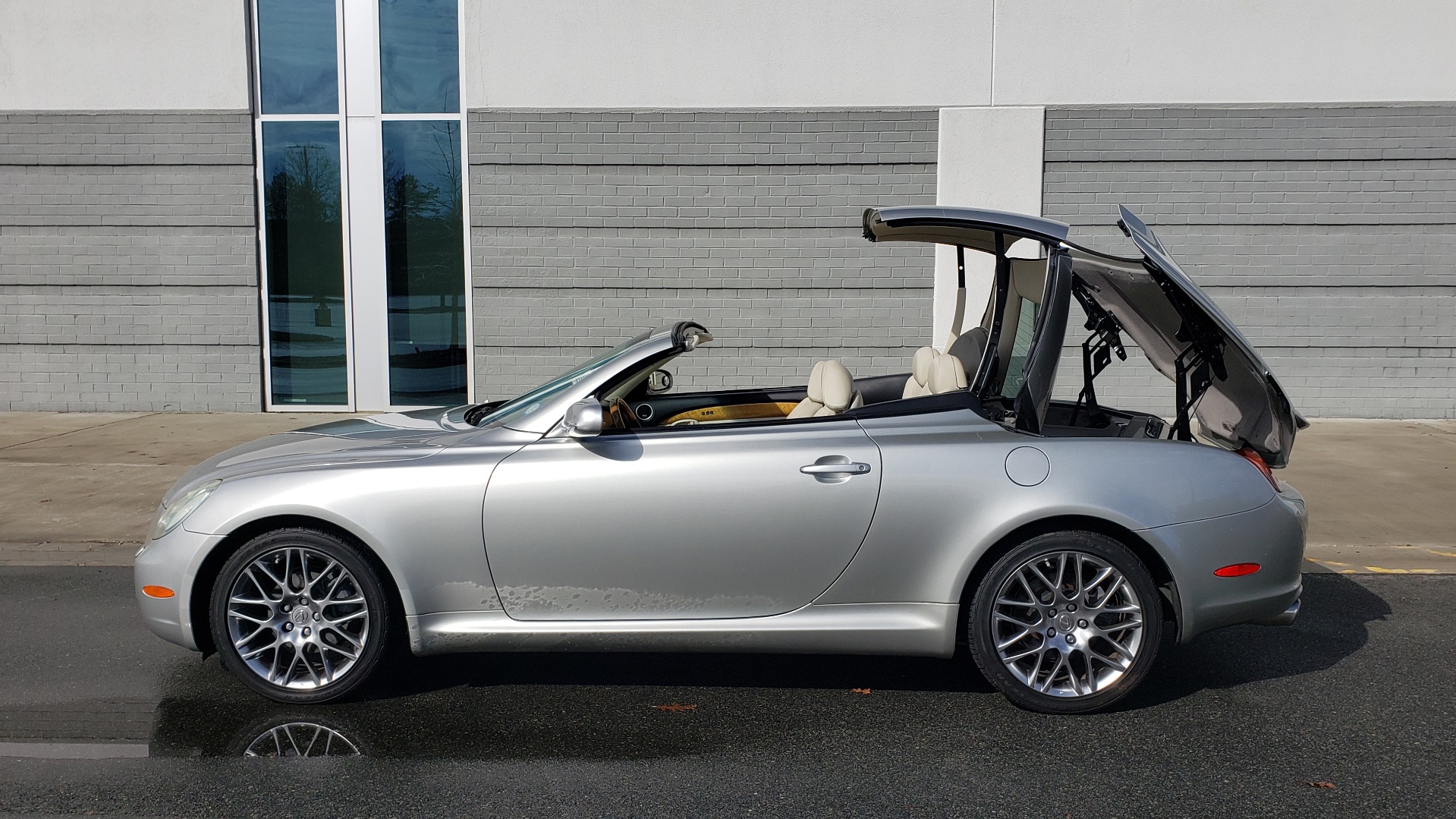 Used 2004 Lexus SC 430 CONVERTIBLE / 4.3L V8 / 5-SPD AUTO / MARK LEVINSON / 18IN WHEELS for sale Sold at Formula Imports in Charlotte NC 28227 12