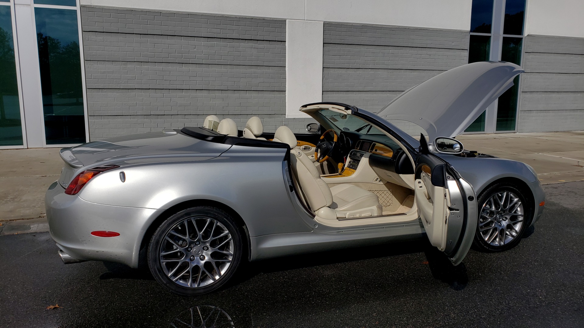 Used 2004 Lexus SC 430 CONVERTIBLE / 4.3L V8 / 5-SPD AUTO / MARK LEVINSON / 18IN WHEELS for sale Sold at Formula Imports in Charlotte NC 28227 22