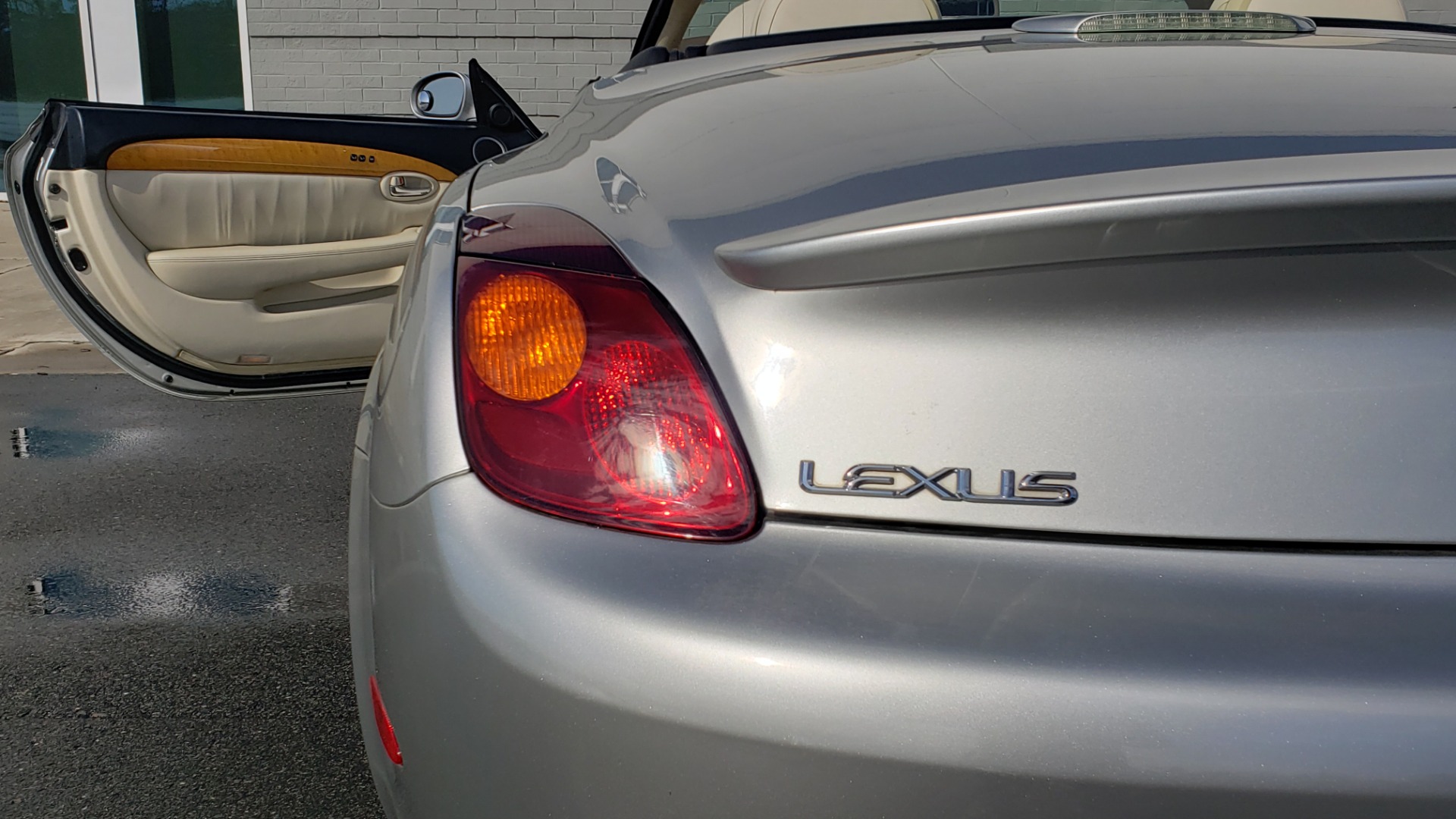 Used 2004 Lexus SC 430 CONVERTIBLE / 4.3L V8 / 5-SPD AUTO / MARK LEVINSON / 18IN WHEELS for sale Sold at Formula Imports in Charlotte NC 28227 36