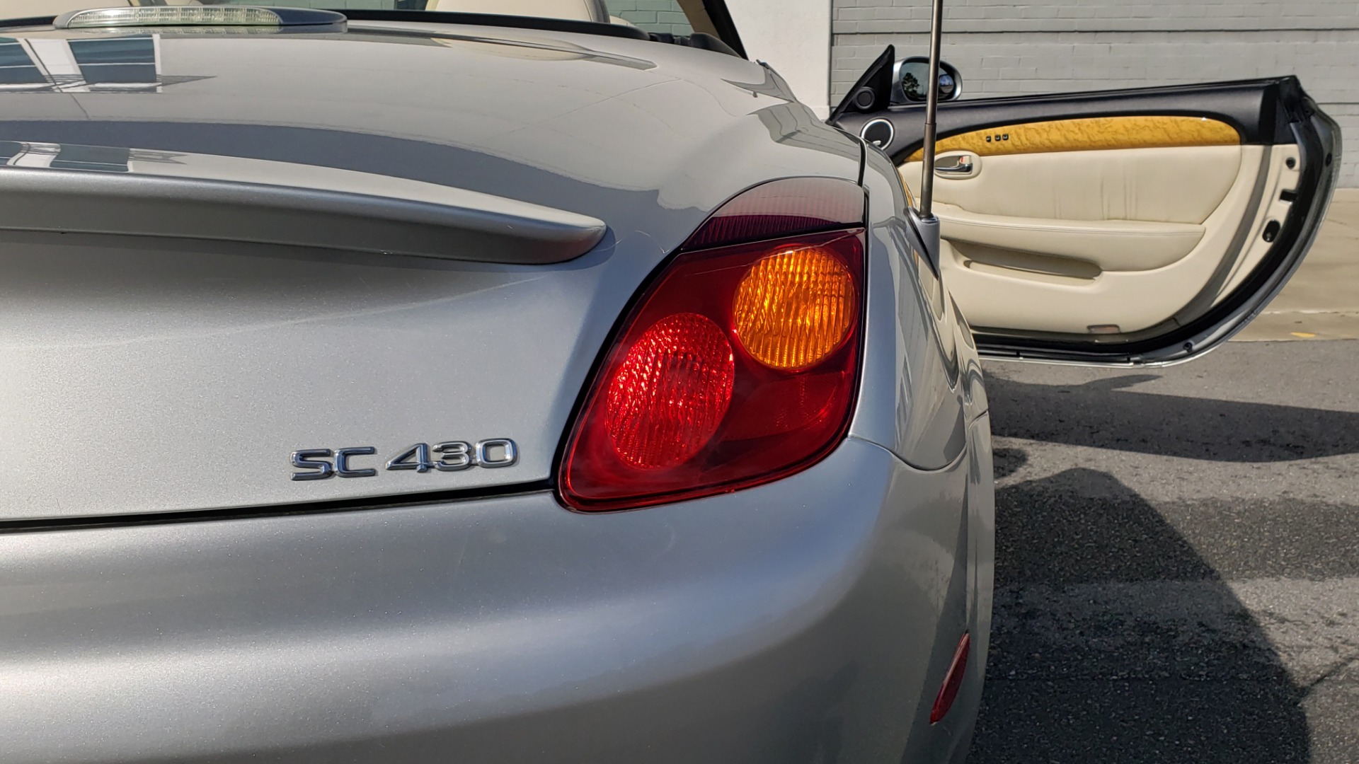 Used 2004 Lexus SC 430 CONVERTIBLE / 4.3L V8 / 5-SPD AUTO / MARK LEVINSON / 18IN WHEELS for sale Sold at Formula Imports in Charlotte NC 28227 37