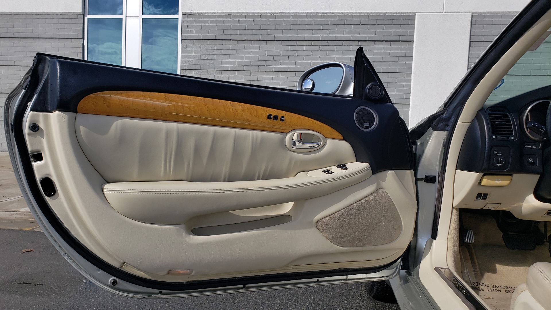 Used 2004 Lexus SC 430 CONVERTIBLE / 4.3L V8 / 5-SPD AUTO / MARK LEVINSON / 18IN WHEELS for sale Sold at Formula Imports in Charlotte NC 28227 41