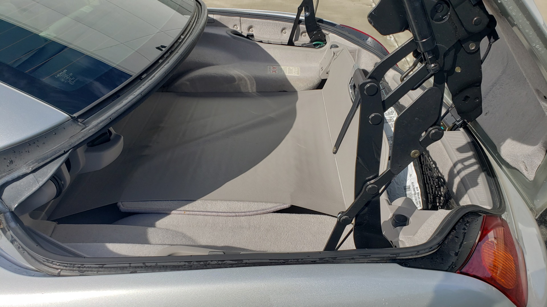 Used 2004 Lexus SC 430 CONVERTIBLE / 4.3L V8 / 5-SPD AUTO / MARK LEVINSON / 18IN WHEELS for sale Sold at Formula Imports in Charlotte NC 28227 9