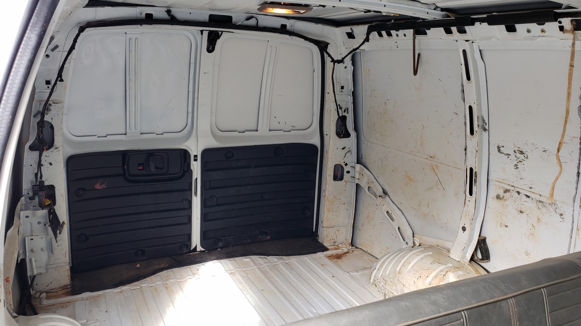 Used 2012 Chevrolet EXPRESS CARGO VAN 1500 / 135 WB / 4.3L V6 / 4-SPD AUTO / ROOF RACK for sale Sold at Formula Imports in Charlotte NC 28227 10
