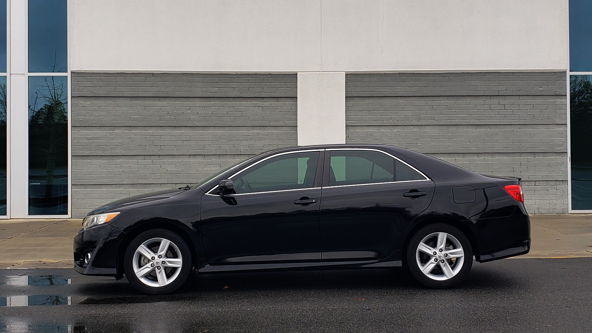 Used 2014 Toyota CAMRY SE SEDAN / 2.5L 4-CYL / 6-SPD AUTO / 17IN ALLOY WHEELS for sale Sold at Formula Imports in Charlotte NC 28227 2