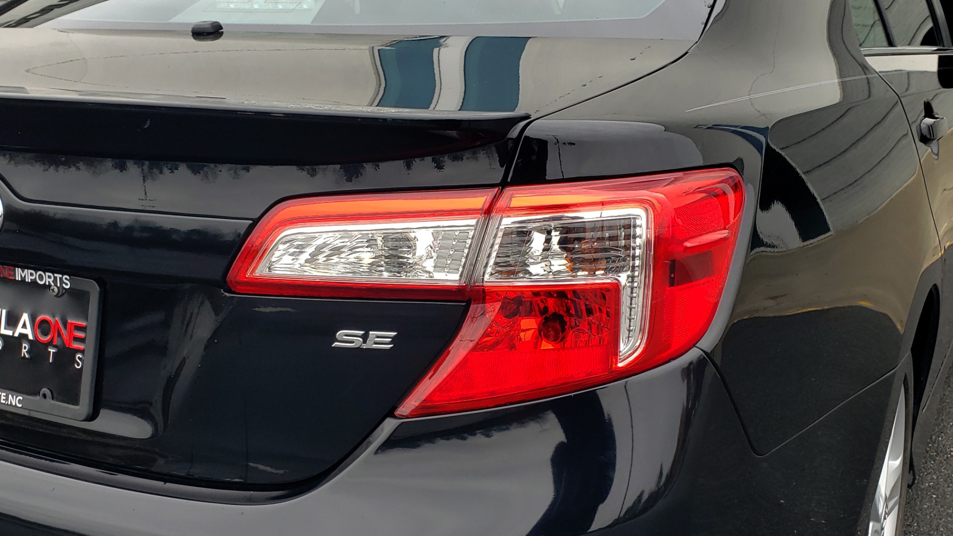 Used 2014 Toyota CAMRY SE SEDAN / 2.5L 4-CYL / 6-SPD AUTO / 17IN ALLOY WHEELS for sale Sold at Formula Imports in Charlotte NC 28227 26