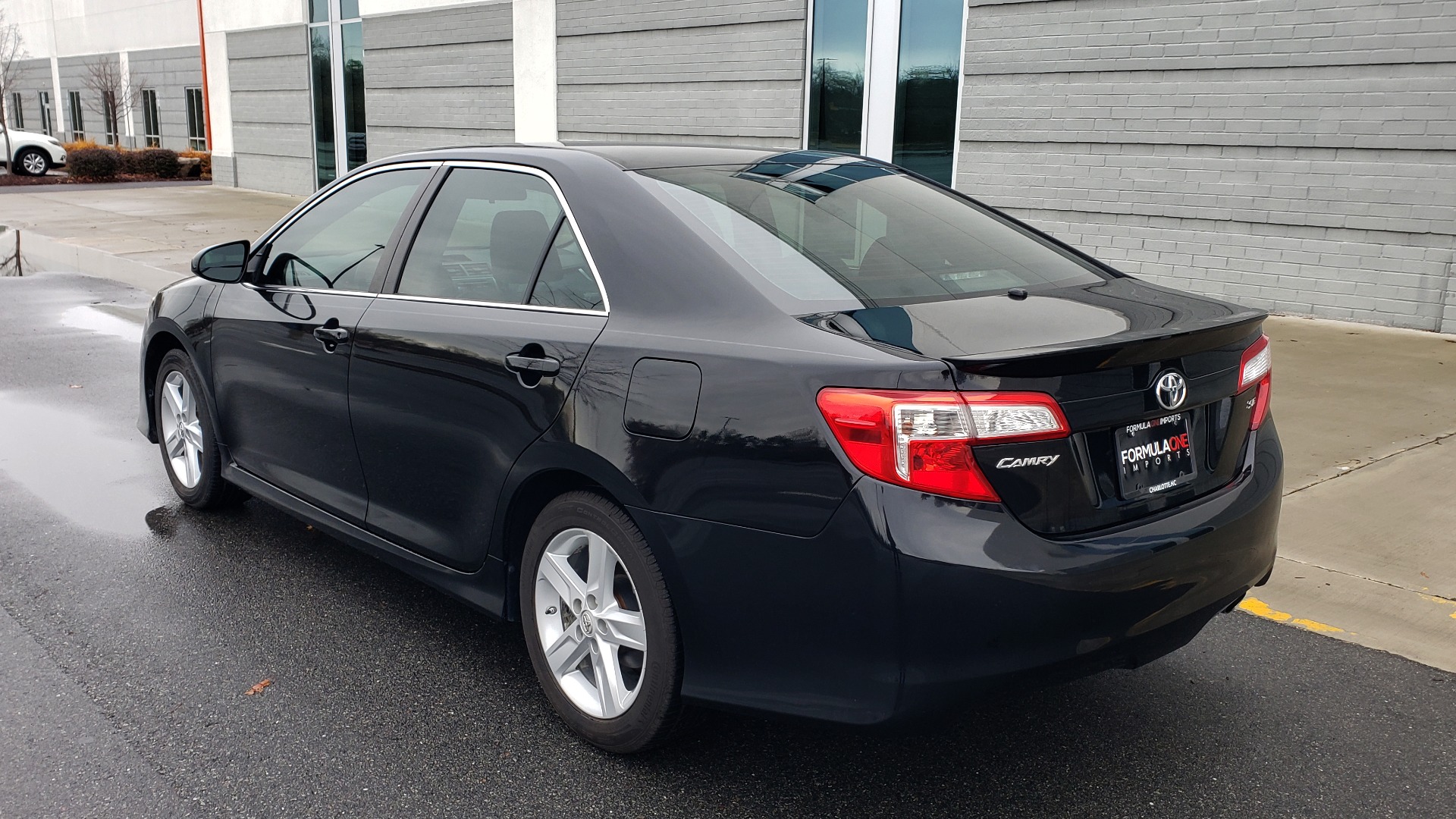 Used 2014 Toyota CAMRY SE SEDAN / 2.5L 4-CYL / 6-SPD AUTO / 17IN ALLOY WHEELS for sale Sold at Formula Imports in Charlotte NC 28227 3