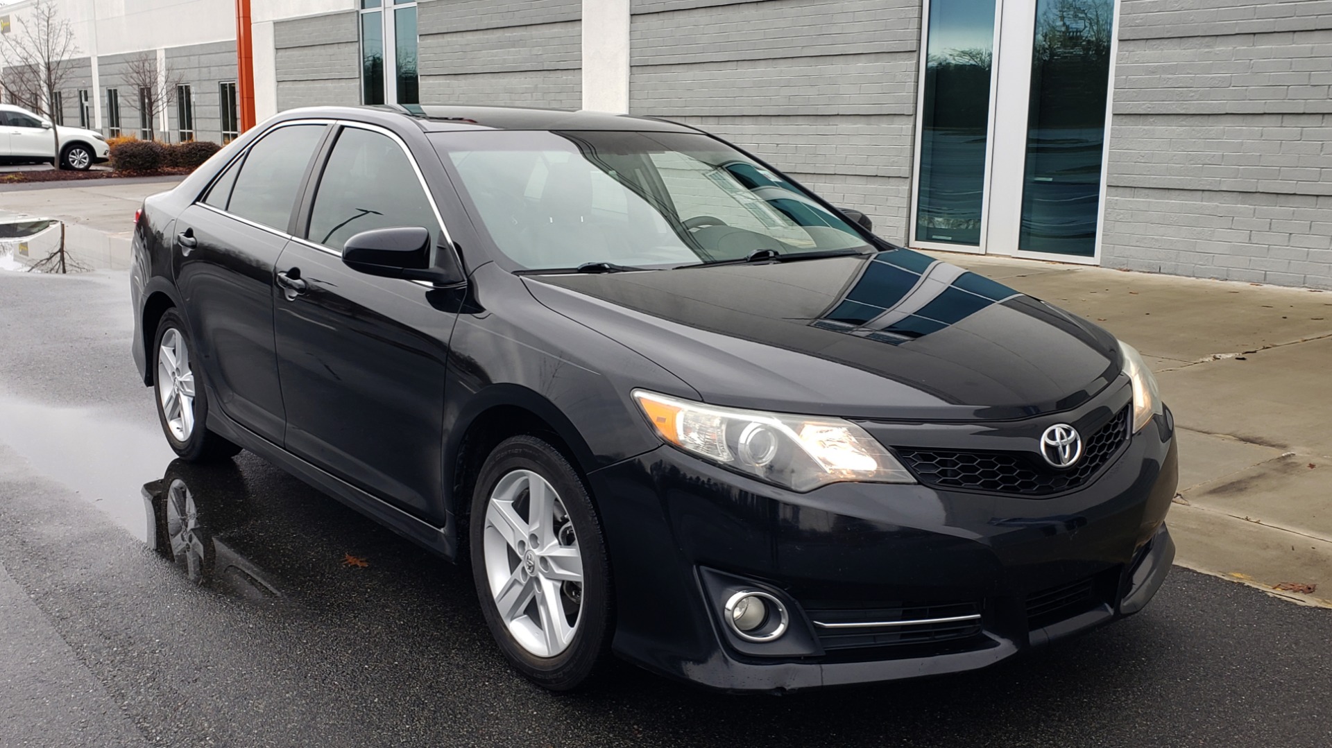 Used 2014 Toyota CAMRY SE SEDAN / 2.5L 4-CYL / 6-SPD AUTO / 17IN ALLOY WHEELS for sale Sold at Formula Imports in Charlotte NC 28227 4