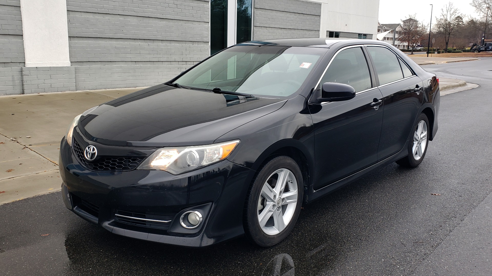 Used 2014 Toyota CAMRY SE SEDAN / 2.5L 4-CYL / 6-SPD AUTO / 17IN ALLOY WHEELS for sale Sold at Formula Imports in Charlotte NC 28227 1