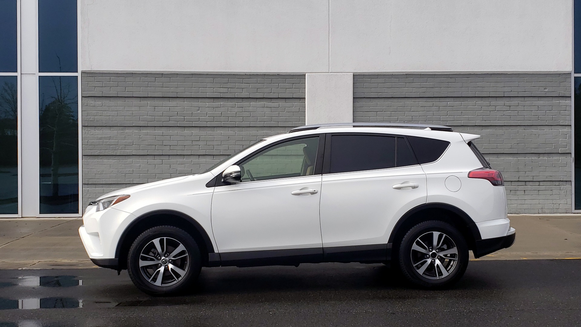 Used 2018 Toyota RAV4 XLE / FWD / 4-CYL / 6-SPD AUTO / BSM / REAR CROSS TRAFFIC ALERT for sale Sold at Formula Imports in Charlotte NC 28227 4