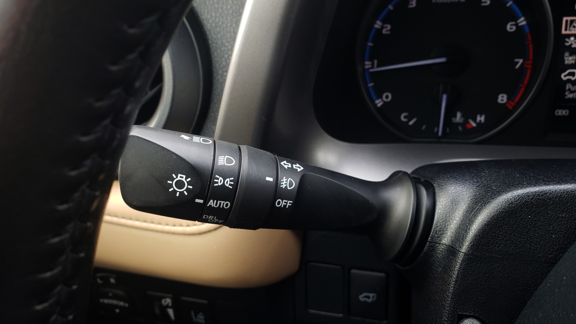 Used 2018 Toyota RAV4 XLE / FWD / 4-CYL / 6-SPD AUTO / BSM / REAR CROSS TRAFFIC ALERT for sale Sold at Formula Imports in Charlotte NC 28227 43