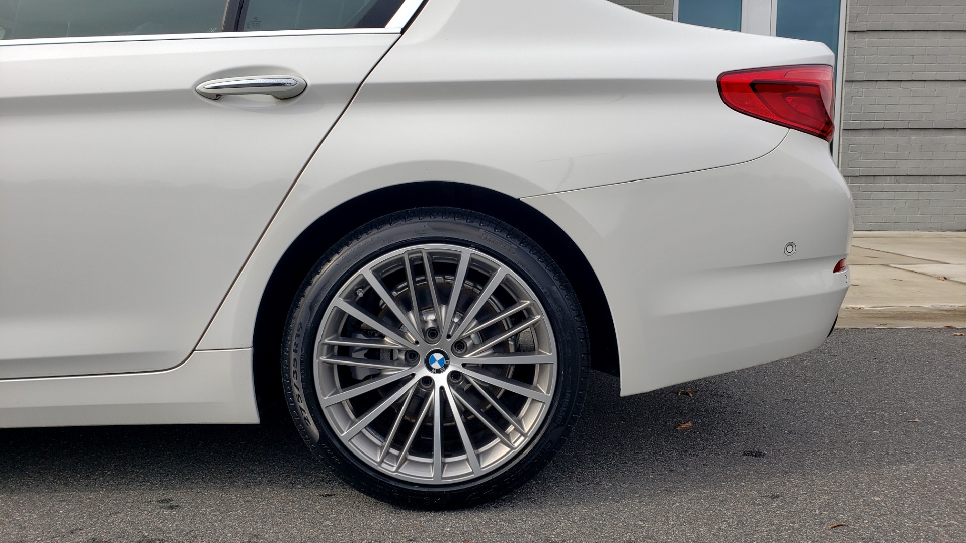 Used 2017 BMW 5 SERIES 530I PREMIUM / DRVR ASST PLUS / NAV / HUD / SUNROOF / REARVIEW for sale Sold at Formula Imports in Charlotte NC 28227 11