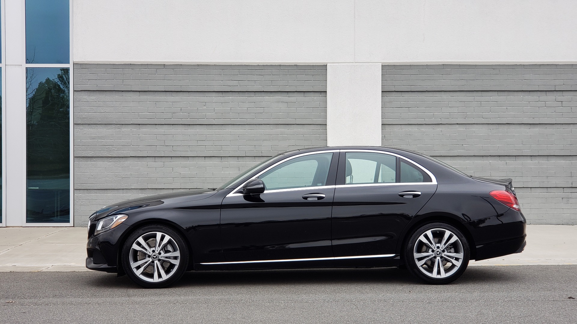 Used 2018 Mercedes-Benz C-CLASS C 300 PREMIUM / 2.0L TURBO / PANO-ROOF / KEYLESS-GO / REARVIEW for sale Sold at Formula Imports in Charlotte NC 28227 2