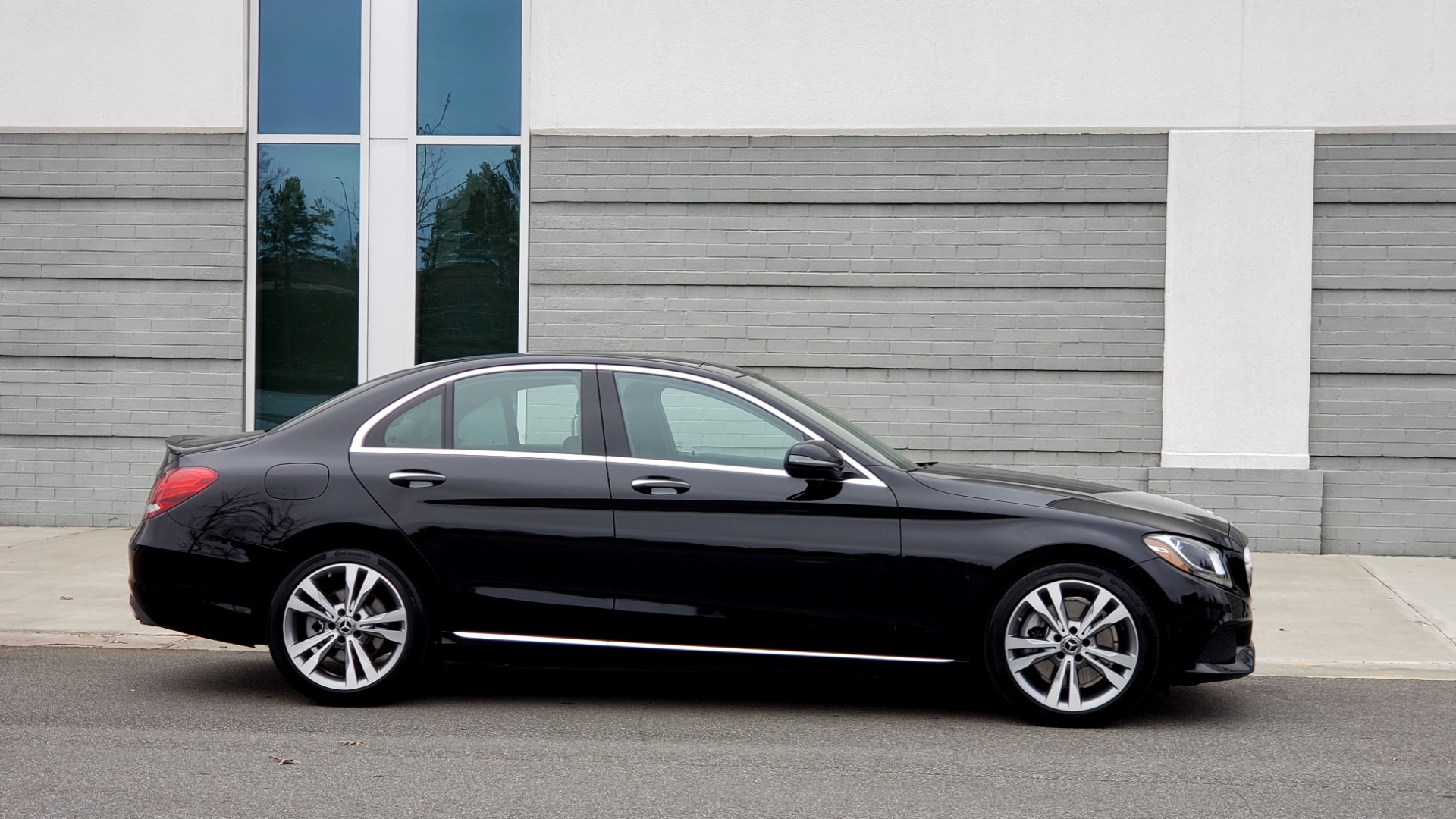 Used 2018 Mercedes-Benz C-CLASS C 300 PREMIUM / 2.0L TURBO / PANO-ROOF / KEYLESS-GO / REARVIEW for sale Sold at Formula Imports in Charlotte NC 28227 5
