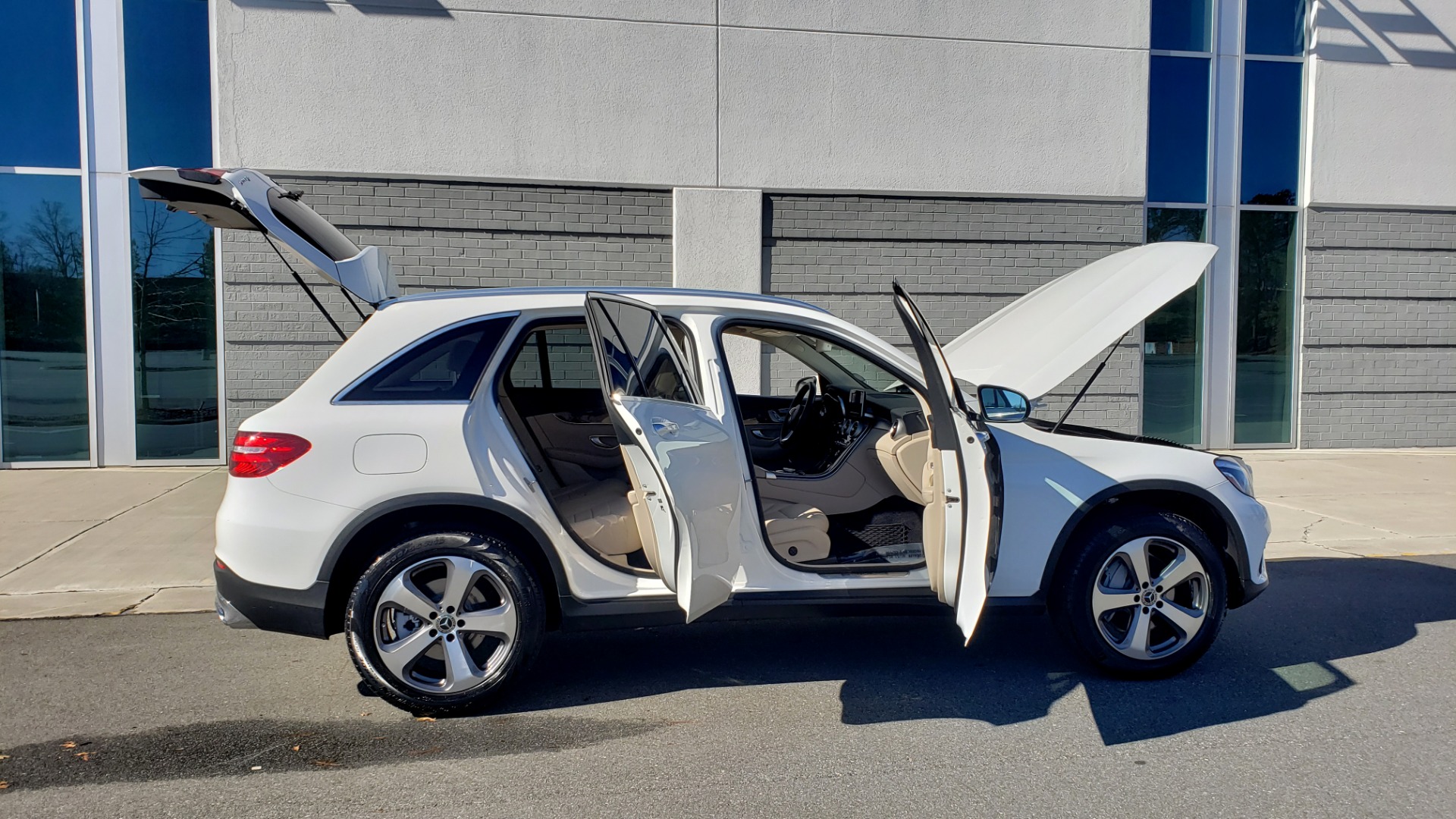 Used 2018 Mercedes-Benz GLC 300 4MATIC / PREM PKG / NAV / SUNROOF / REARVIEW for sale Sold at Formula Imports in Charlotte NC 28227 9