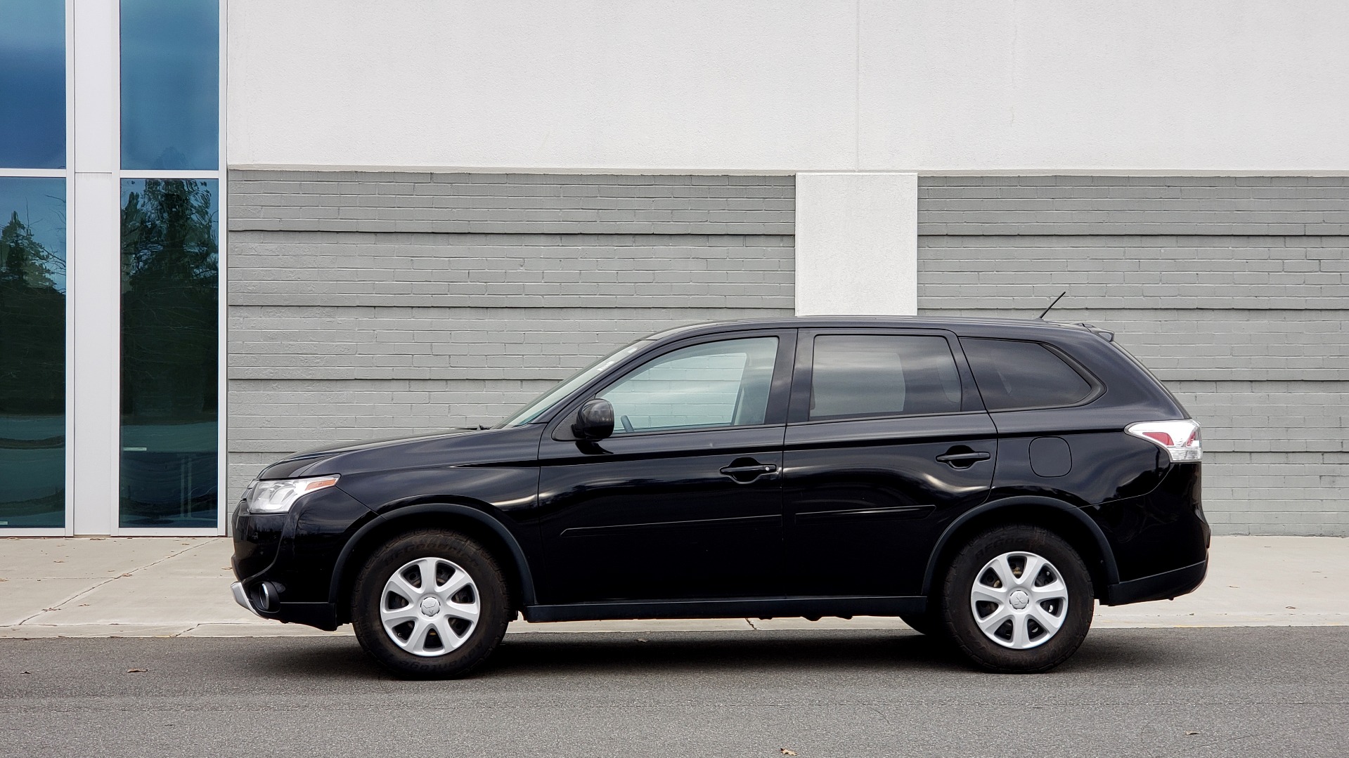 Used 2015 Mitsubishi OUTLANDER ES 2.4L SUV / CVT / FWD / KEYLESS ENTRY / 16-IN WHEELS for sale Sold at Formula Imports in Charlotte NC 28227 2