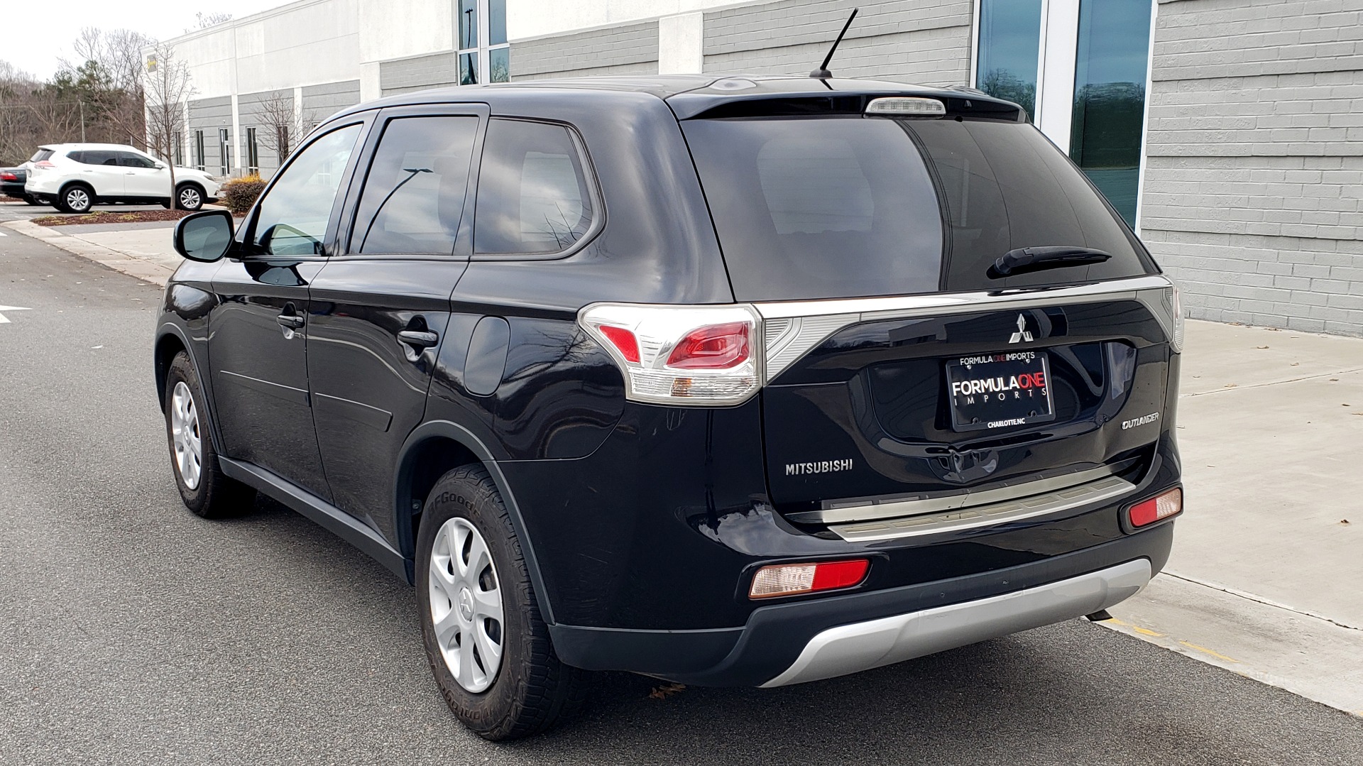 Used 2015 Mitsubishi OUTLANDER ES 2.4L SUV / CVT / FWD / KEYLESS ENTRY / 16-IN WHEELS for sale Sold at Formula Imports in Charlotte NC 28227 3