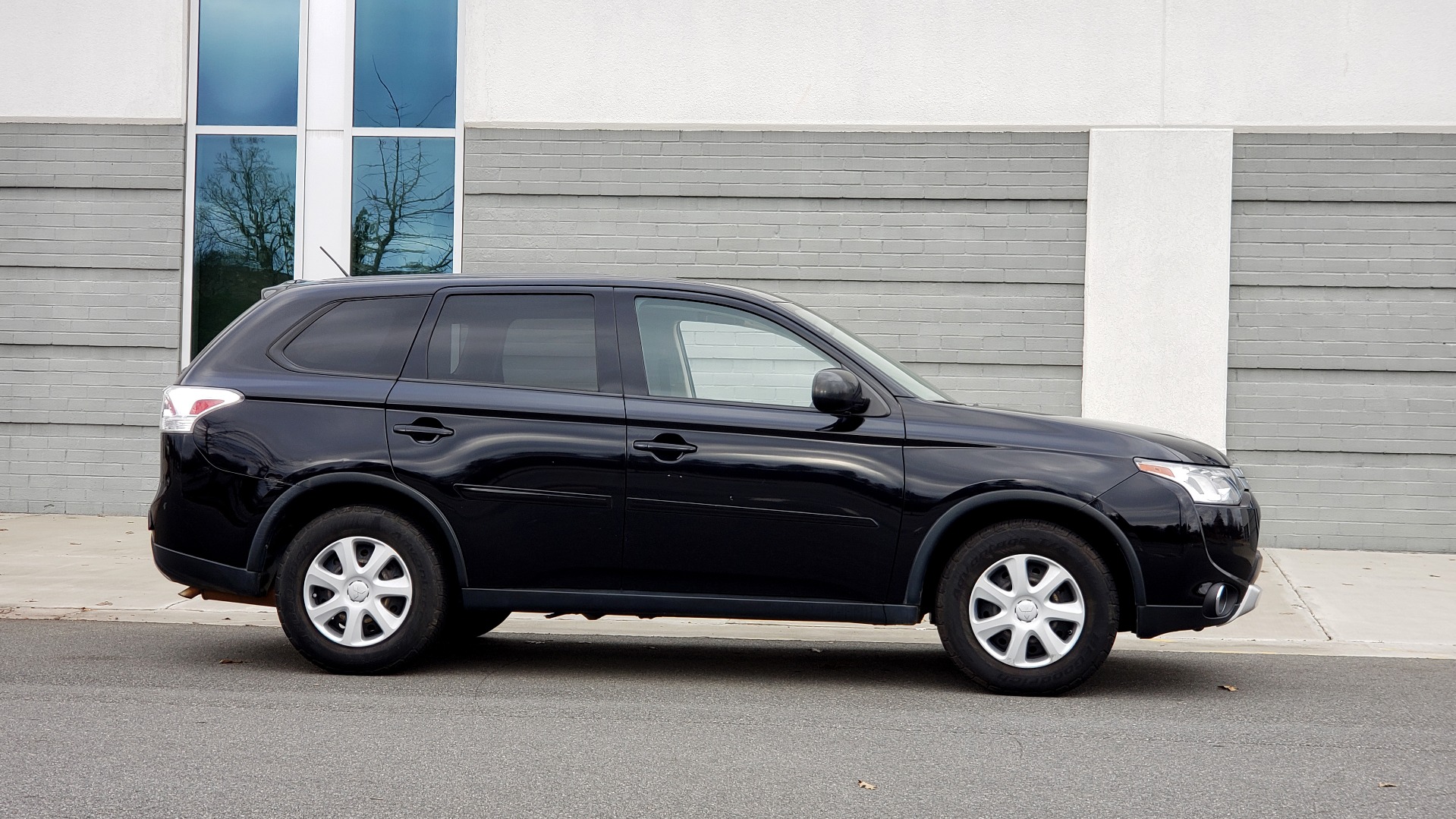 Used 2015 Mitsubishi OUTLANDER ES 2.4L SUV / CVT / FWD / KEYLESS ENTRY / 16-IN WHEELS for sale Sold at Formula Imports in Charlotte NC 28227 7