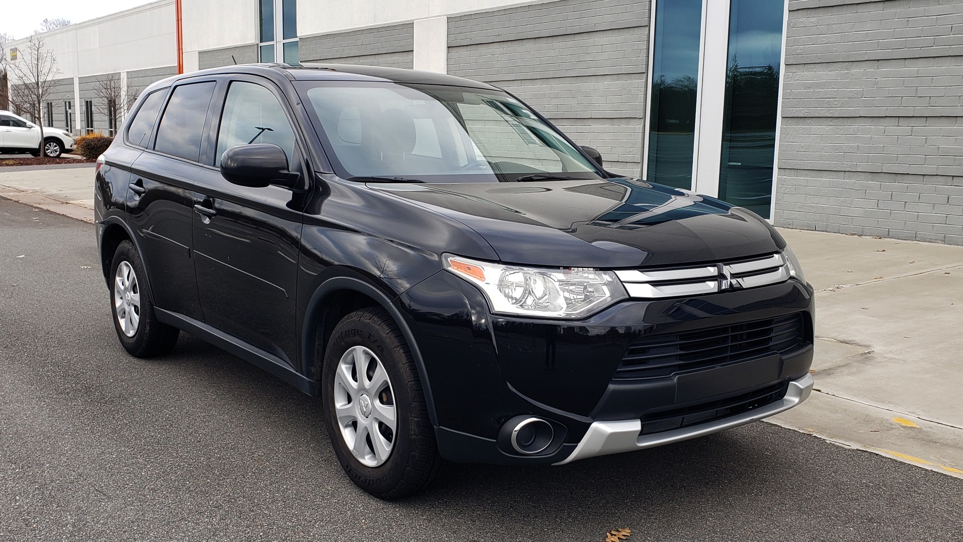 Used 2015 Mitsubishi OUTLANDER ES 2.4L SUV / CVT / FWD / KEYLESS ENTRY / 16-IN WHEELS for sale Sold at Formula Imports in Charlotte NC 28227 8
