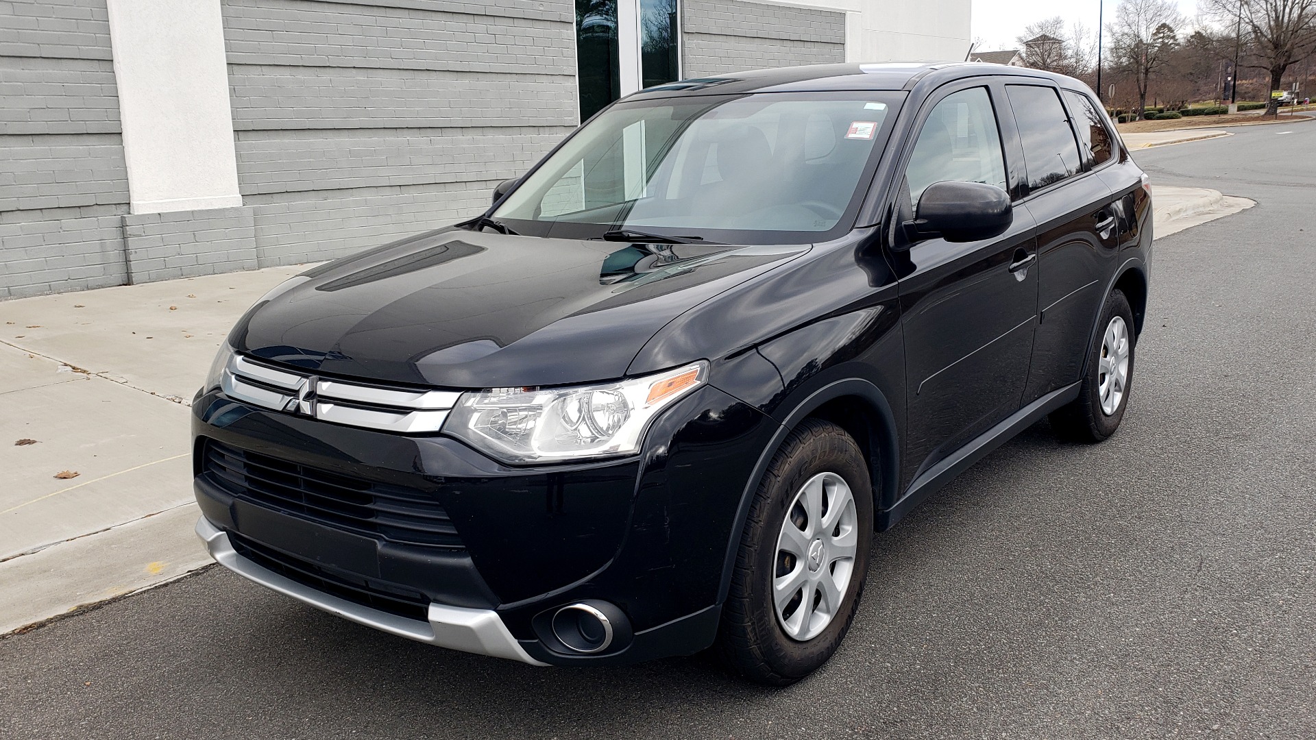 Used 2015 Mitsubishi OUTLANDER ES 2.4L SUV / CVT / FWD / KEYLESS ENTRY / 16-IN WHEELS for sale Sold at Formula Imports in Charlotte NC 28227 1