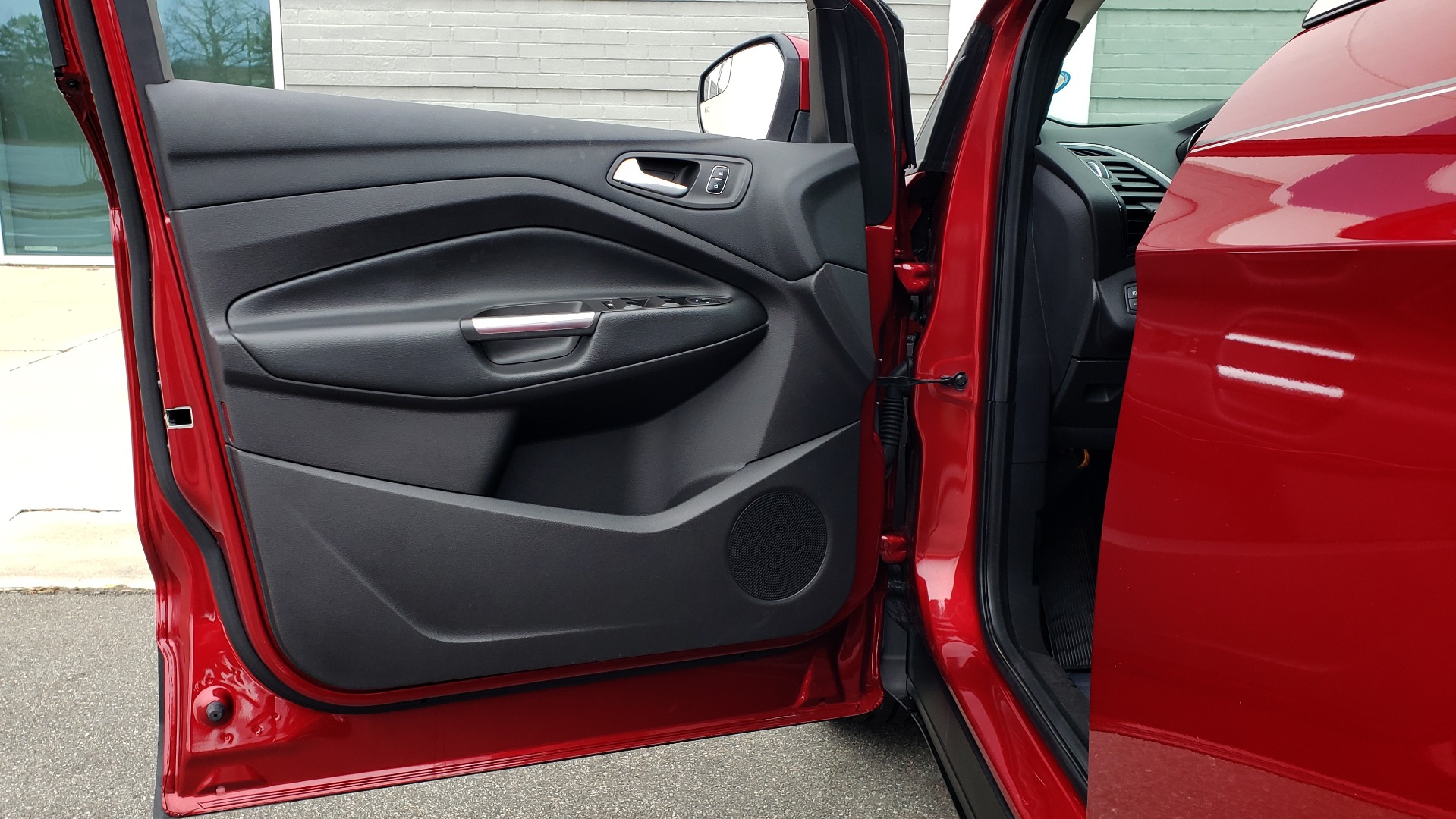Used 2018 Ford ESCAPE SEL / FWD / 1.5L ECOBOOST / PANO-ROOF / REARVIEW for sale Sold at Formula Imports in Charlotte NC 28227 34