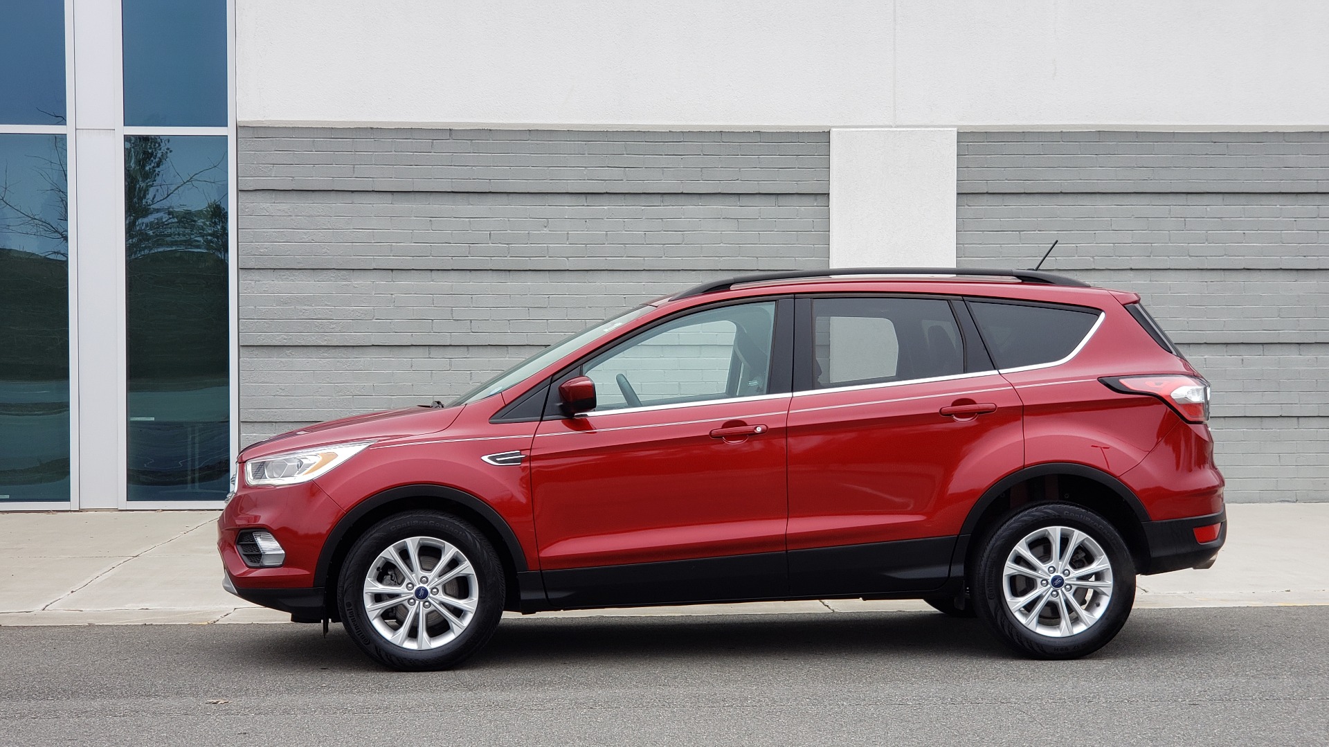 Used 2018 Ford ESCAPE SEL / FWD / 1.5L ECOBOOST / PANO-ROOF / REARVIEW for sale Sold at Formula Imports in Charlotte NC 28227 4
