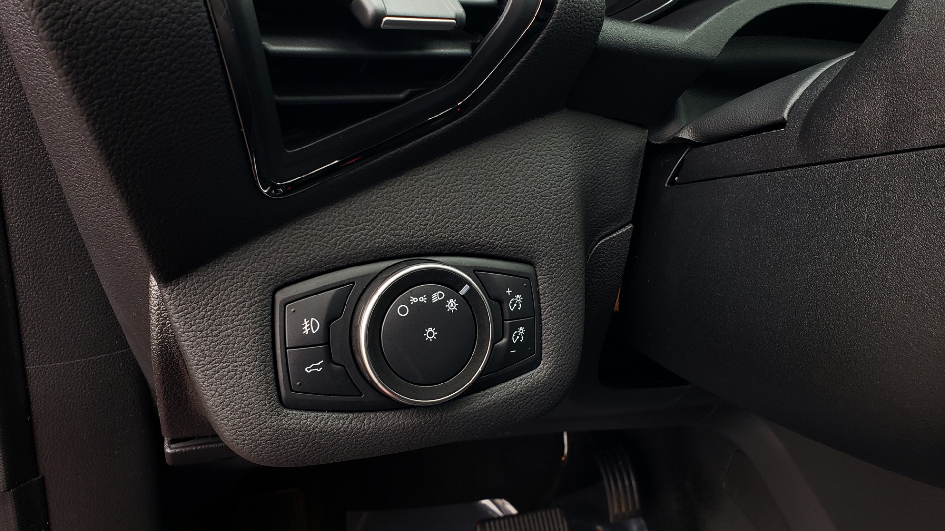 Used 2018 Ford ESCAPE SEL / FWD / 1.5L ECOBOOST / PANO-ROOF / REARVIEW for sale Sold at Formula Imports in Charlotte NC 28227 40