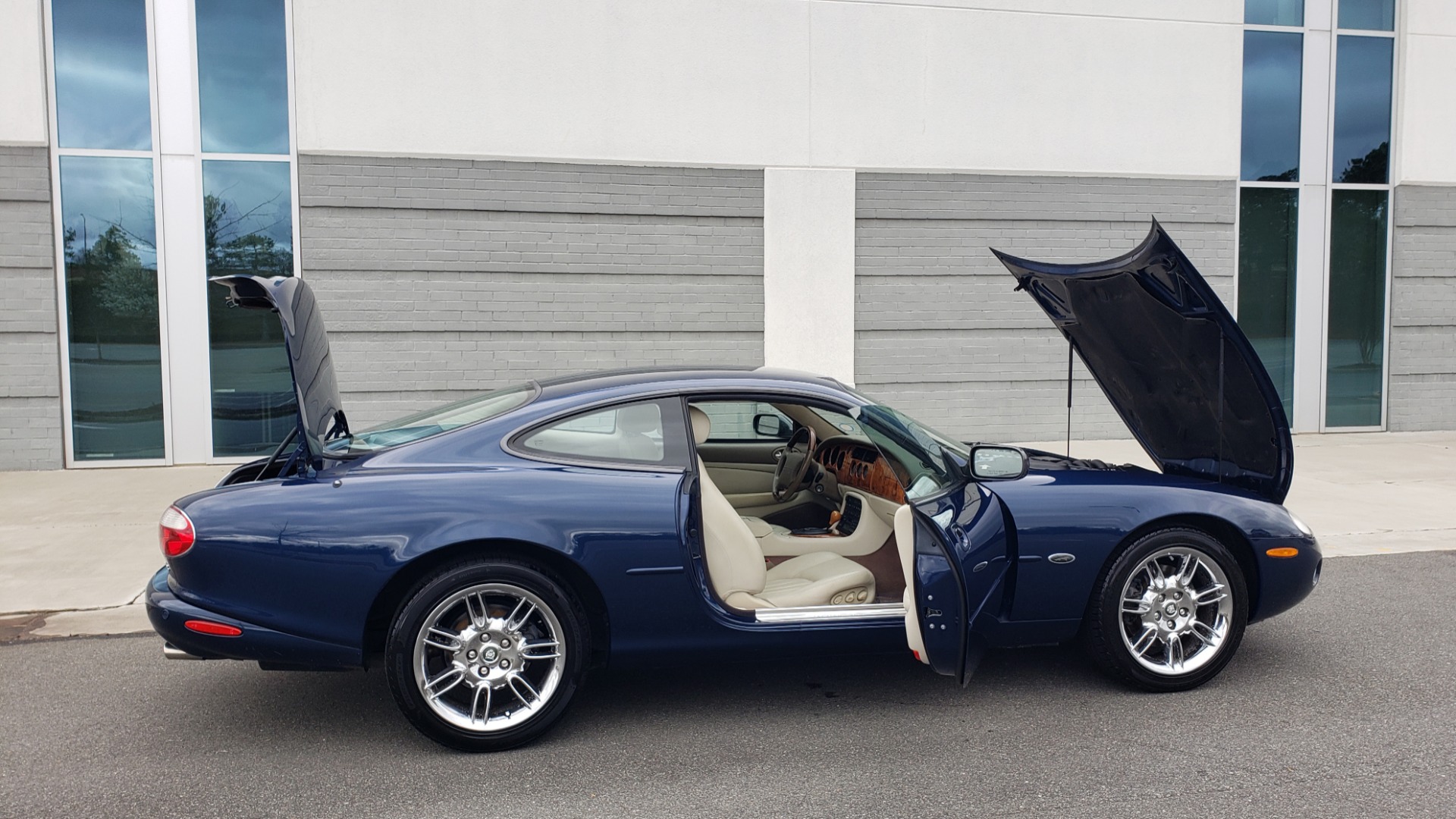 Used 2002 Jaguar XK8 COUPE / 4.0L V8 / 5-SPD AUTO / ALPINE SOUND / 18IN CHROME WHEELS for sale Sold at Formula Imports in Charlotte NC 28227 14