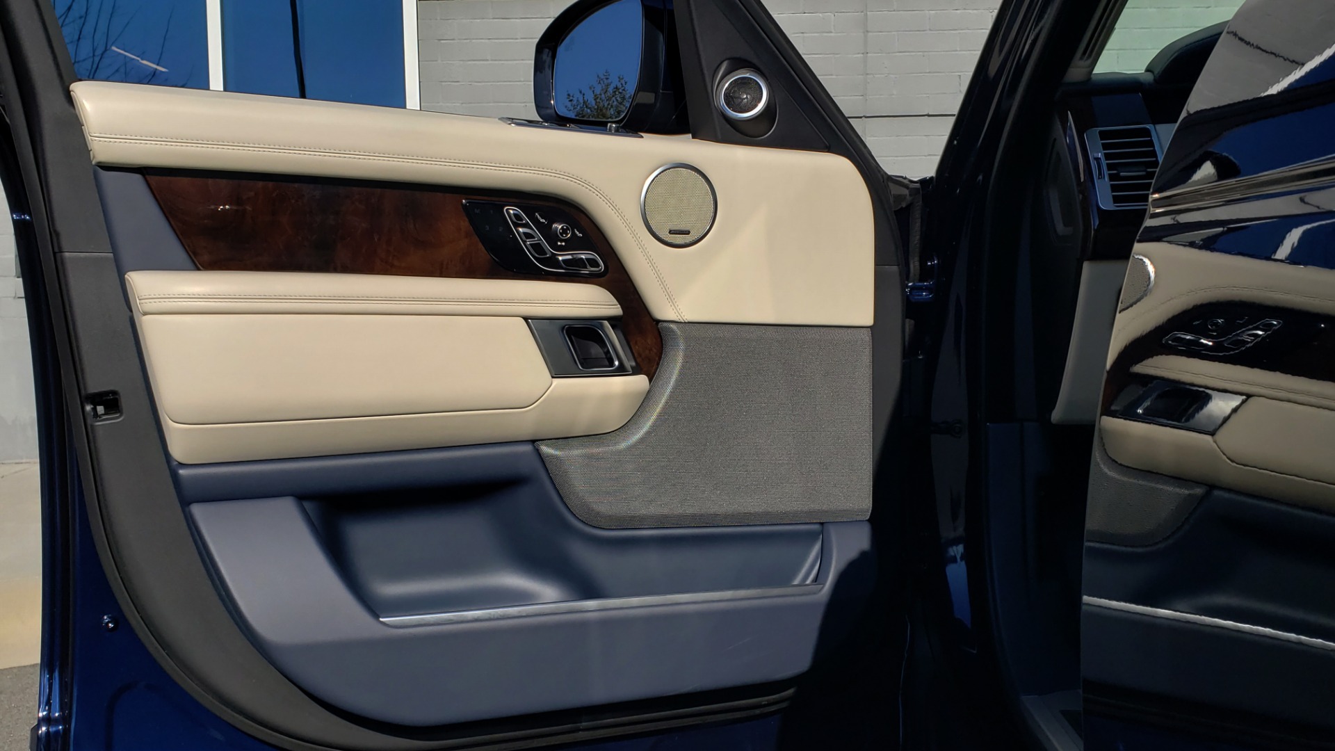 Used 2020 Land Rover RANGE ROVER AUTOBIOGRAPHY HYBRID / NAV / SUNROOF / REARVIEW for sale Sold at Formula Imports in Charlotte NC 28227 42