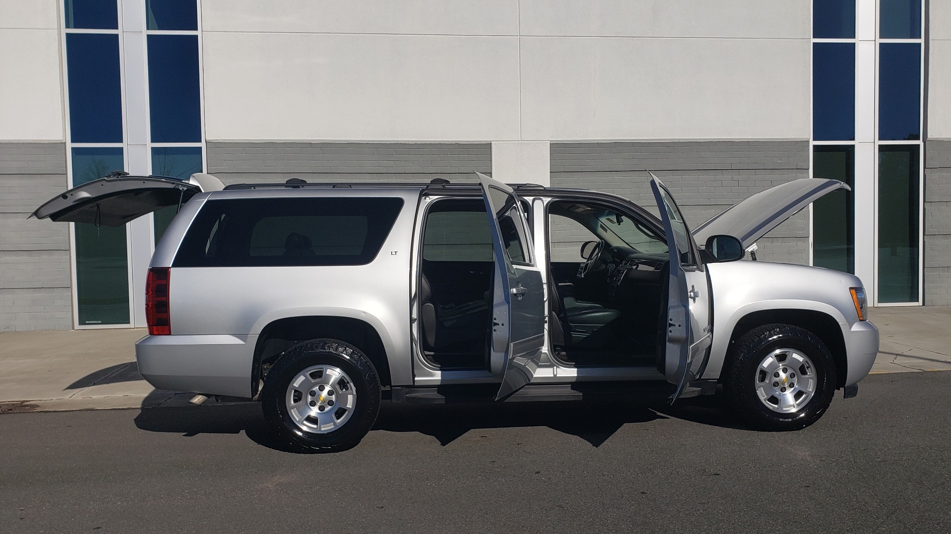 Used 2013 Chevrolet SUBURBAN LT / 2WD / 5.3L V8 / 6-SPD AUTO / LEATHER 3-ROW SEATS for sale Sold at Formula Imports in Charlotte NC 28227 13