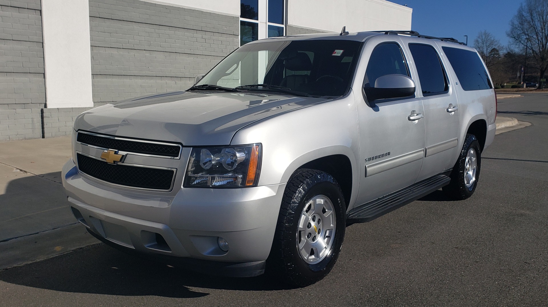 Used 2013 Chevrolet SUBURBAN LT / 2WD / 5.3L V8 / 6-SPD AUTO / LEATHER 3-ROW SEATS for sale Sold at Formula Imports in Charlotte NC 28227 3