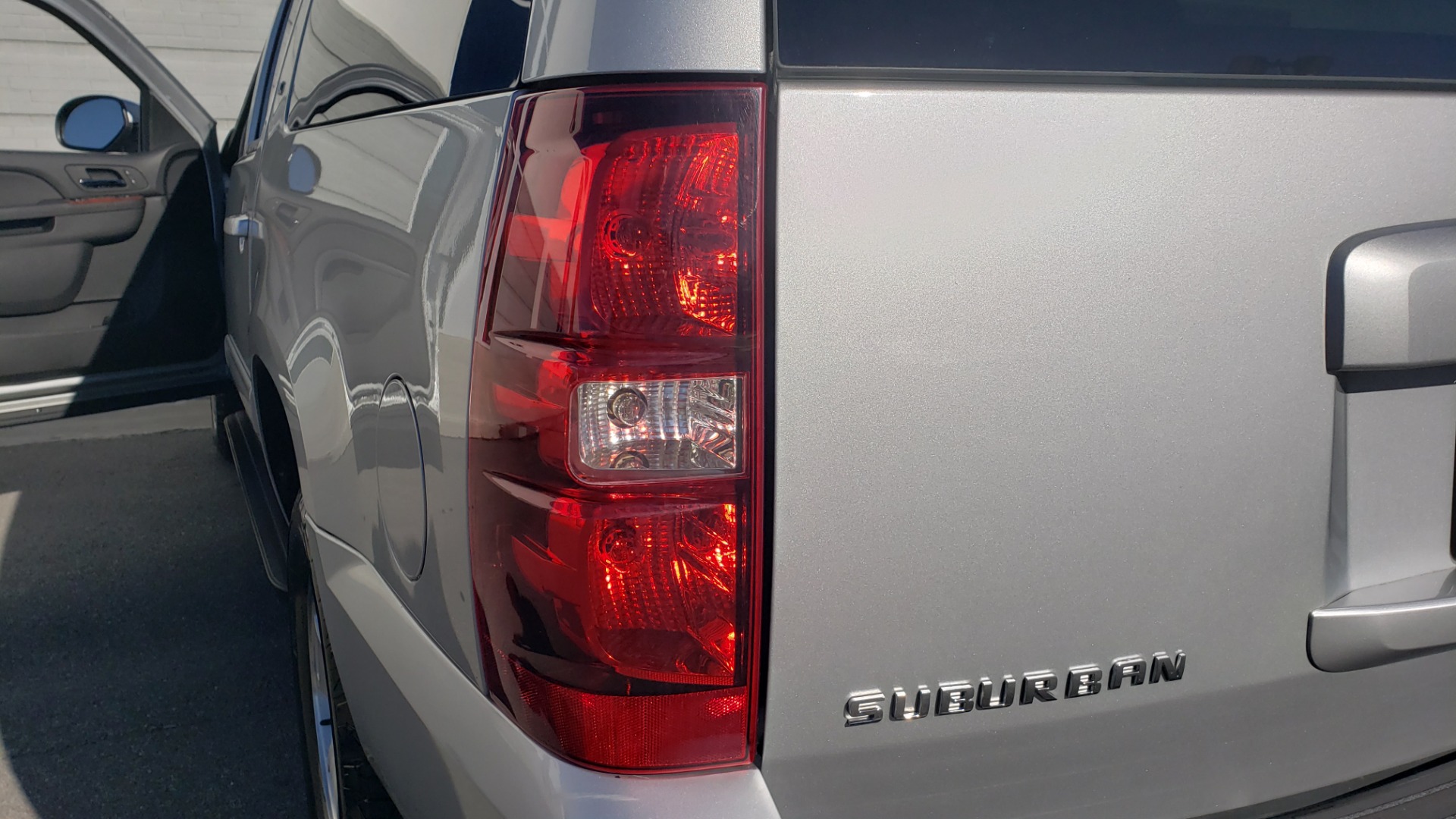 Used 2013 Chevrolet SUBURBAN LT / 2WD / 5.3L V8 / 6-SPD AUTO / LEATHER 3-ROW SEATS for sale Sold at Formula Imports in Charlotte NC 28227 31