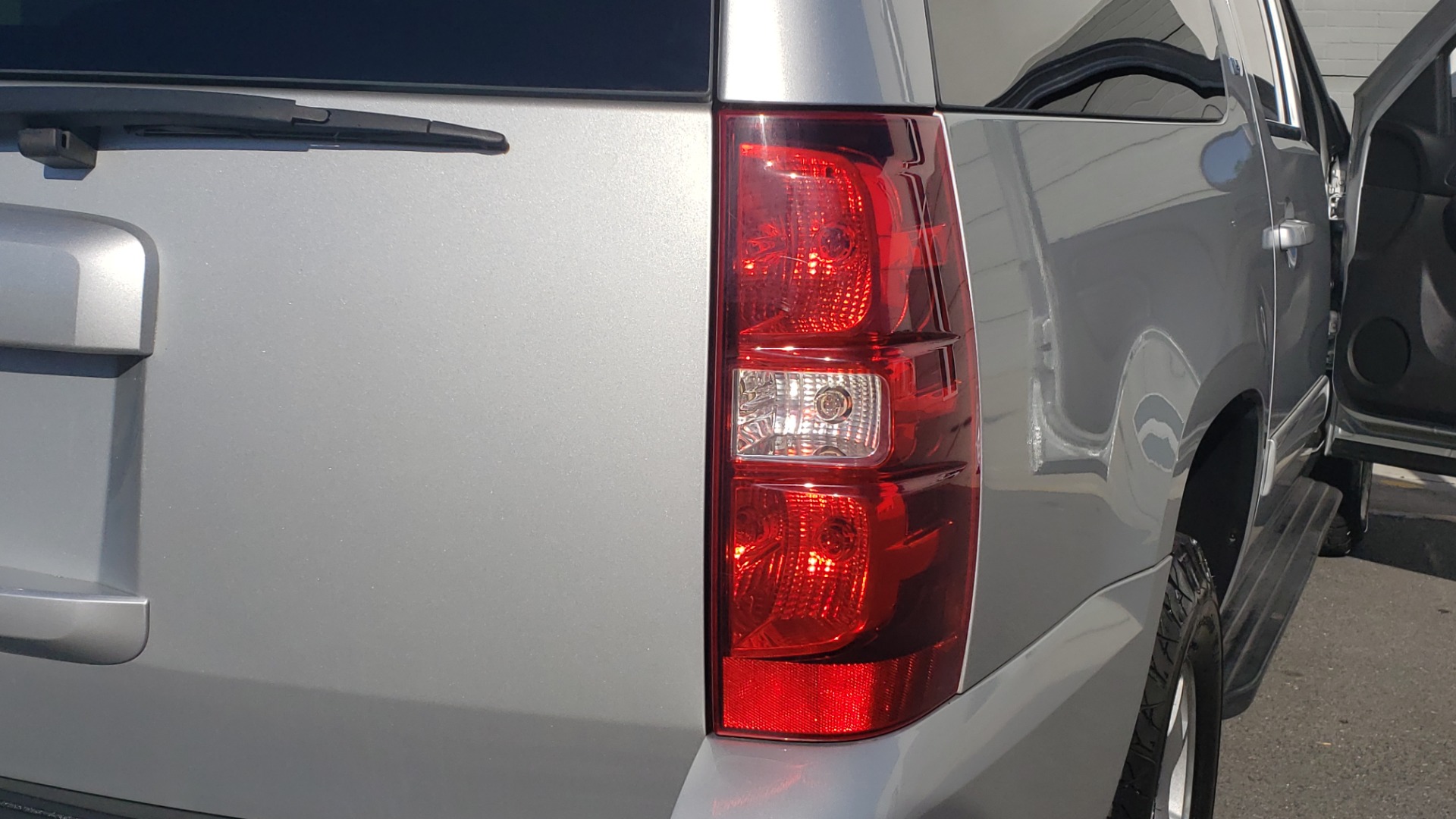 Used 2013 Chevrolet SUBURBAN LT / 2WD / 5.3L V8 / 6-SPD AUTO / LEATHER 3-ROW SEATS for sale Sold at Formula Imports in Charlotte NC 28227 32