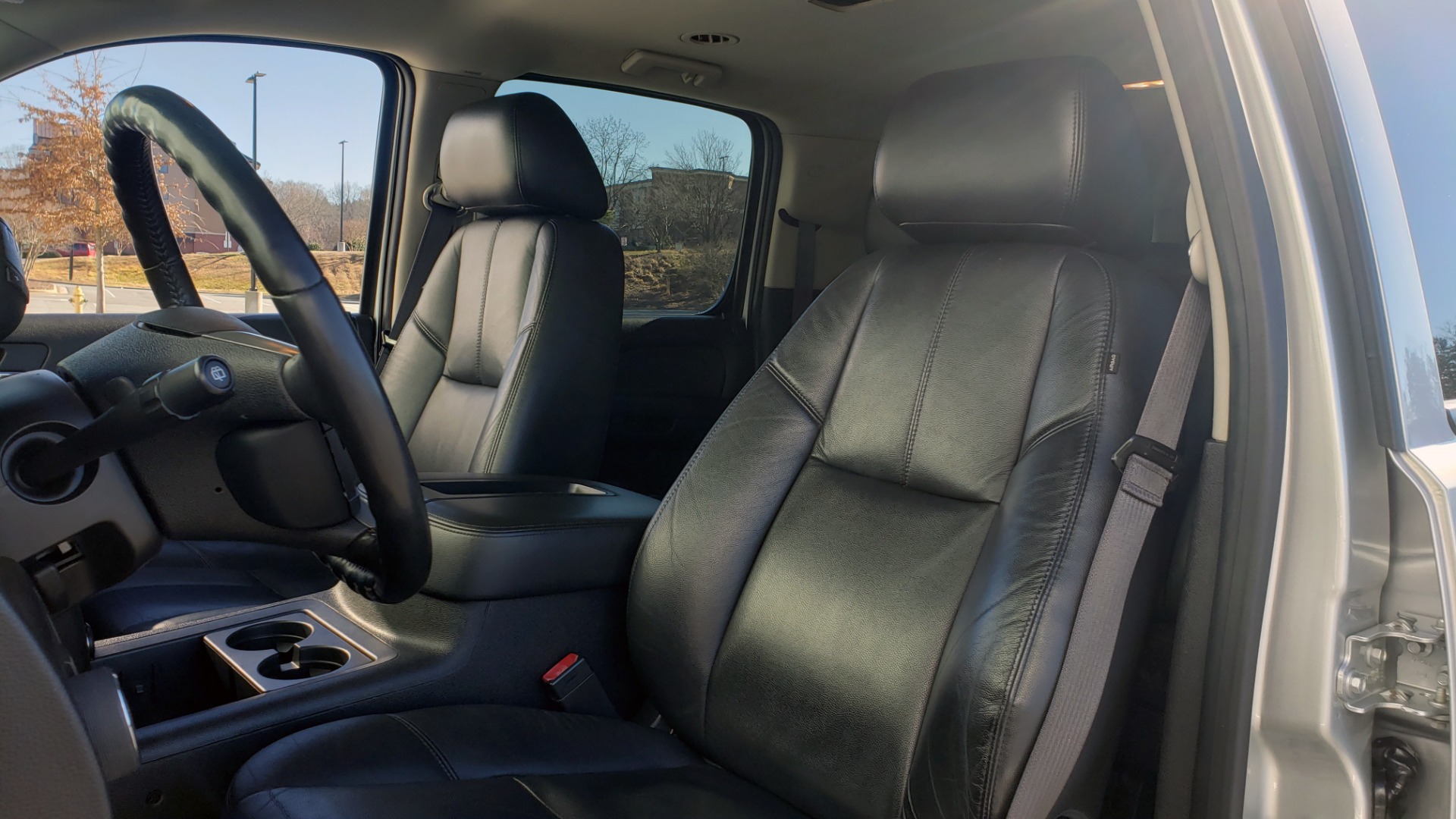 Used 2013 Chevrolet SUBURBAN LT / 2WD / 5.3L V8 / 6-SPD AUTO / LEATHER 3-ROW SEATS for sale Sold at Formula Imports in Charlotte NC 28227 37