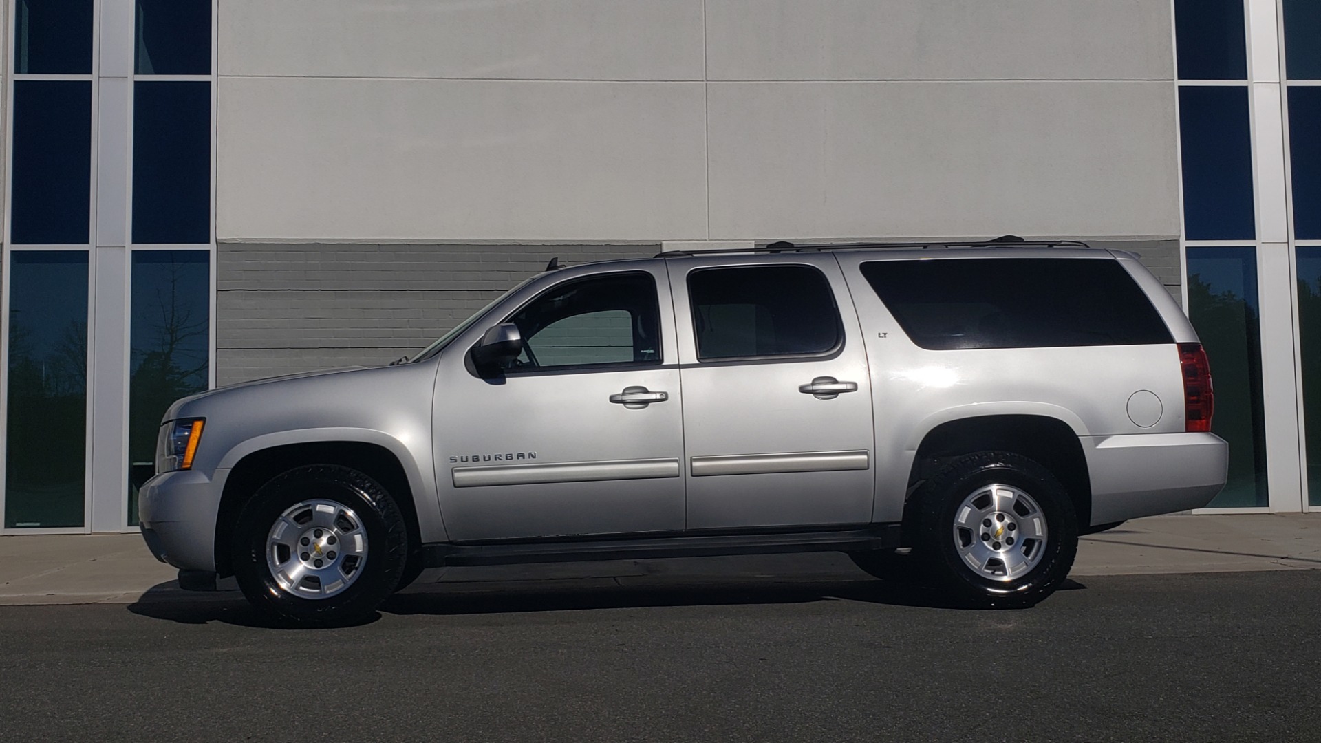 Used 2013 Chevrolet SUBURBAN LT / 2WD / 5.3L V8 / 6-SPD AUTO / LEATHER 3-ROW SEATS for sale Sold at Formula Imports in Charlotte NC 28227 4
