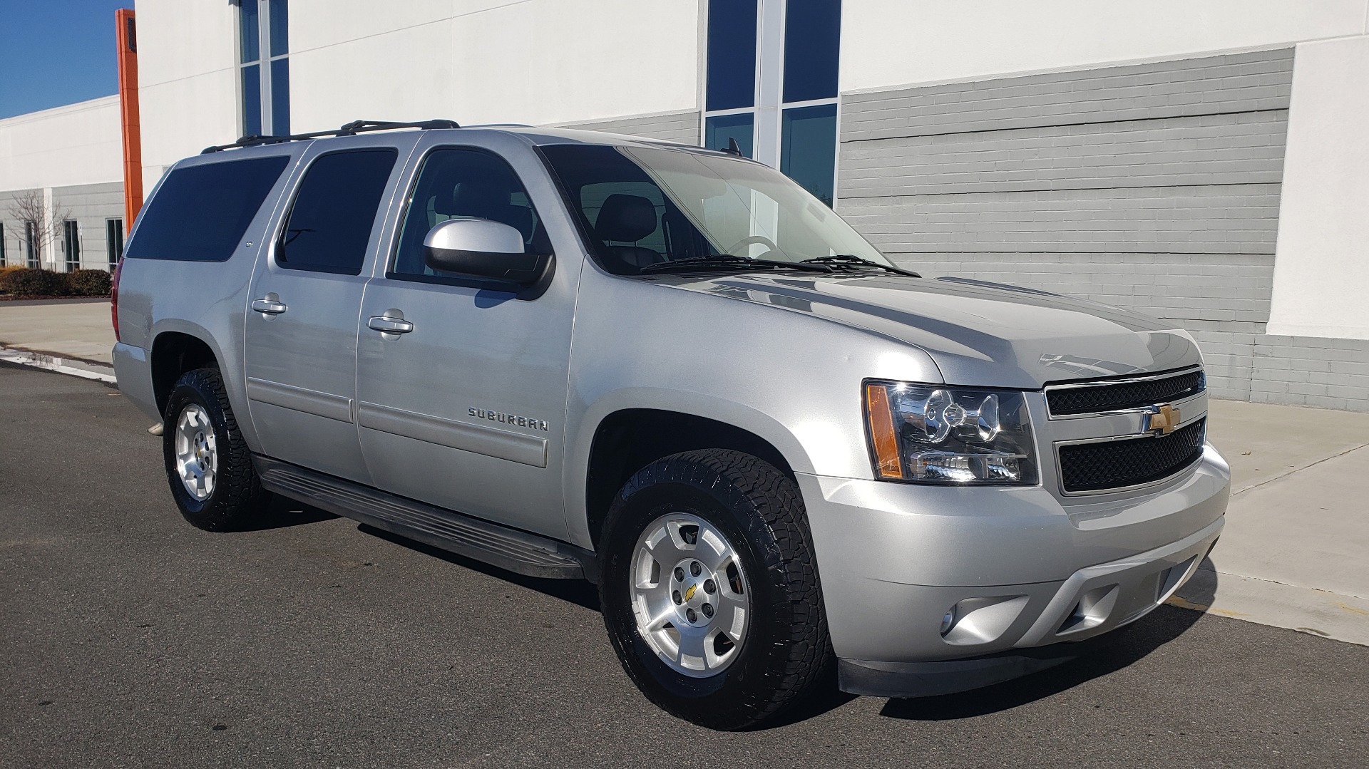 Used 2013 Chevrolet SUBURBAN LT / 2WD / 5.3L V8 / 6-SPD AUTO / LEATHER 3-ROW SEATS for sale Sold at Formula Imports in Charlotte NC 28227 6