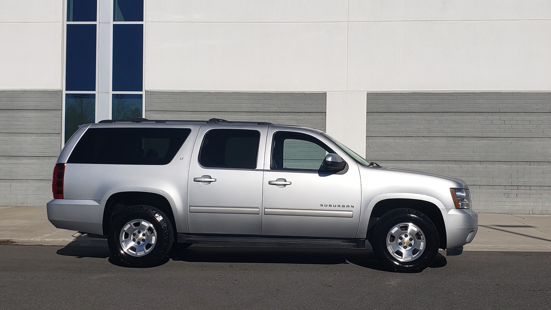 Used 2013 Chevrolet SUBURBAN LT / 2WD / 5.3L V8 / 6-SPD AUTO / LEATHER 3-ROW SEATS for sale Sold at Formula Imports in Charlotte NC 28227 7