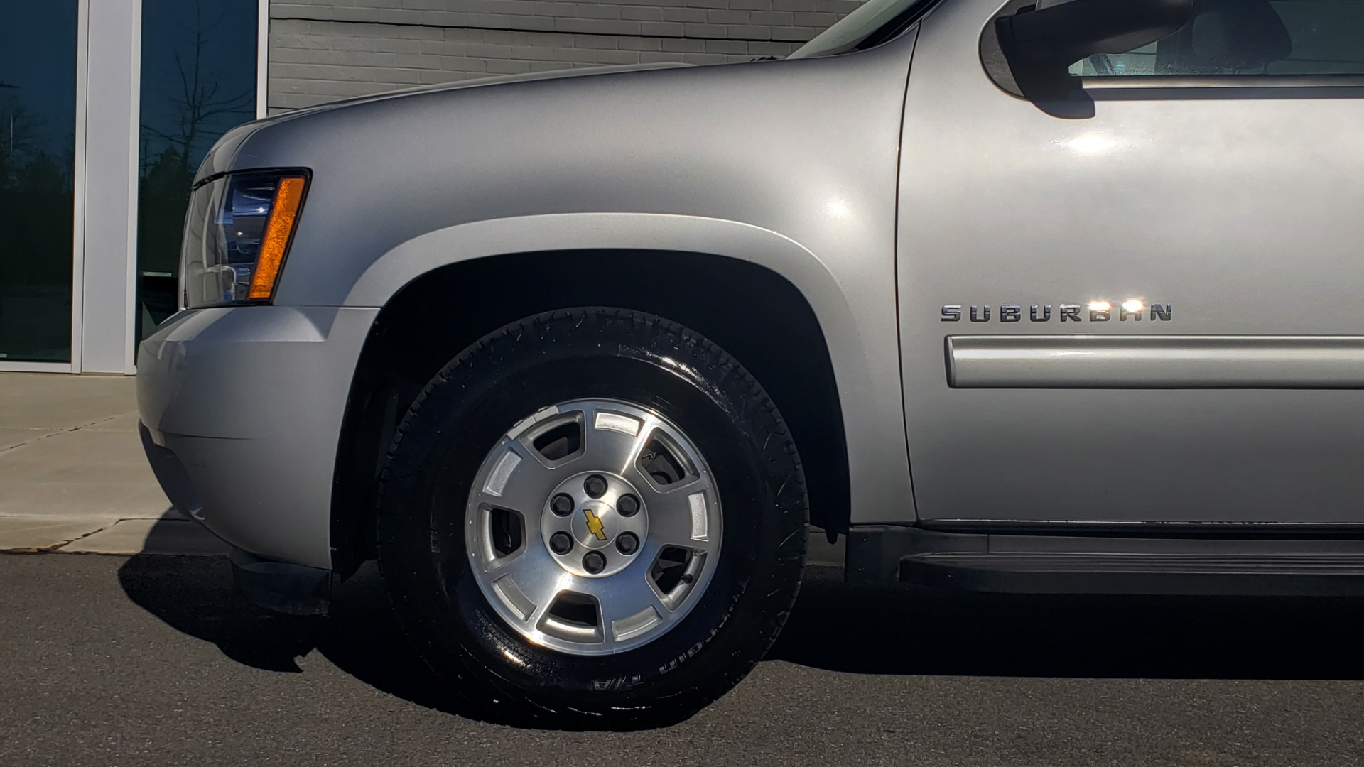 Used 2013 Chevrolet SUBURBAN LT / 2WD / 5.3L V8 / 6-SPD AUTO / LEATHER 3-ROW SEATS for sale Sold at Formula Imports in Charlotte NC 28227 75