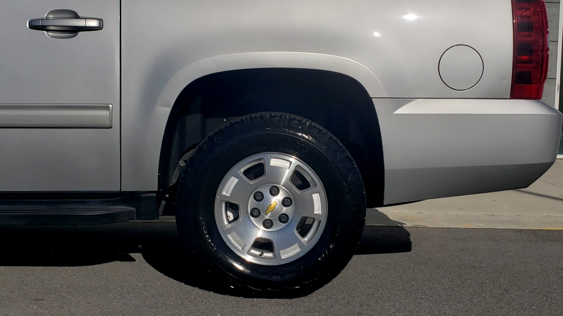 Used 2013 Chevrolet SUBURBAN LT / 2WD / 5.3L V8 / 6-SPD AUTO / LEATHER 3-ROW SEATS for sale Sold at Formula Imports in Charlotte NC 28227 76