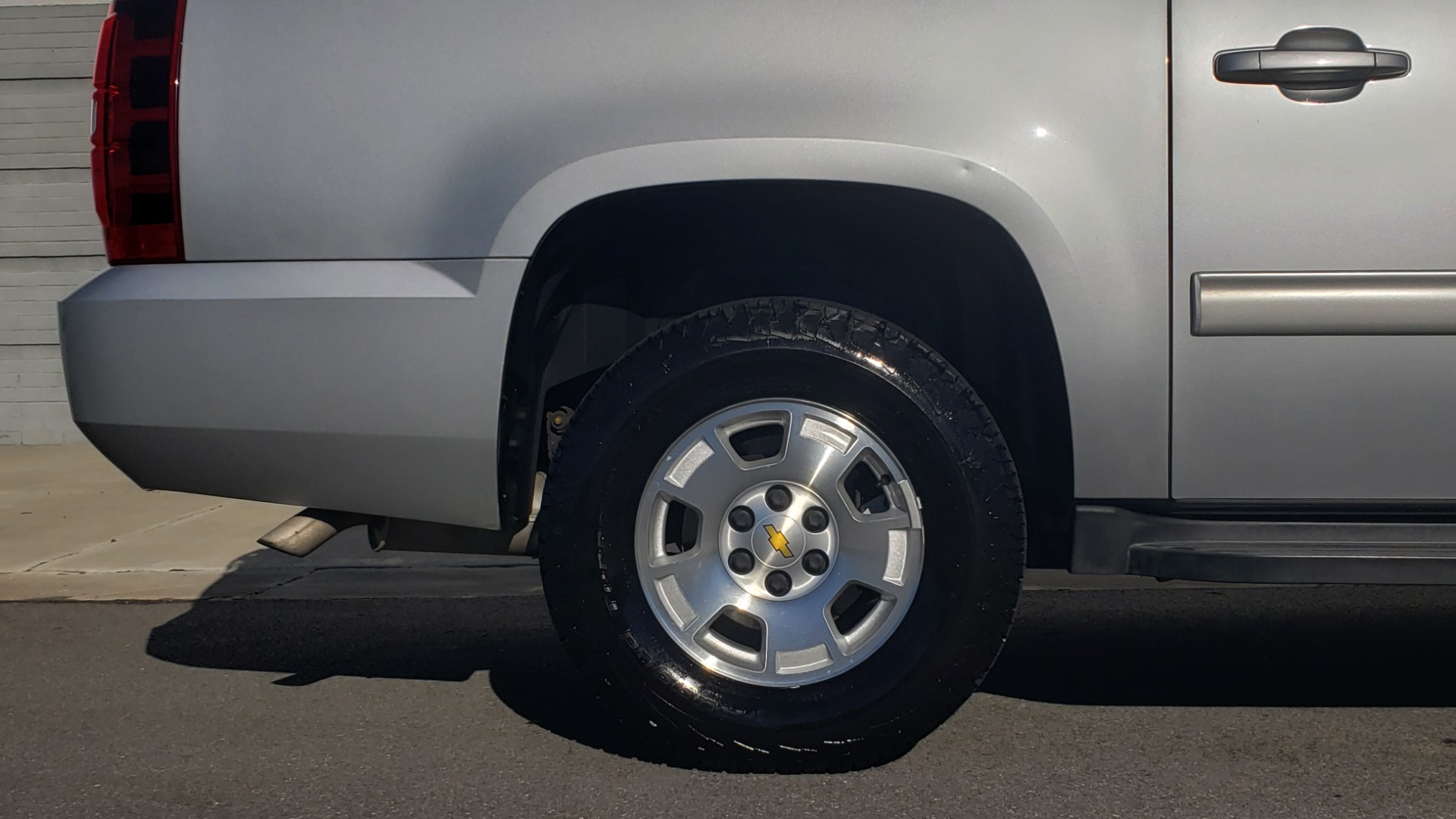 Used 2013 Chevrolet SUBURBAN LT / 2WD / 5.3L V8 / 6-SPD AUTO / LEATHER 3-ROW SEATS for sale Sold at Formula Imports in Charlotte NC 28227 77