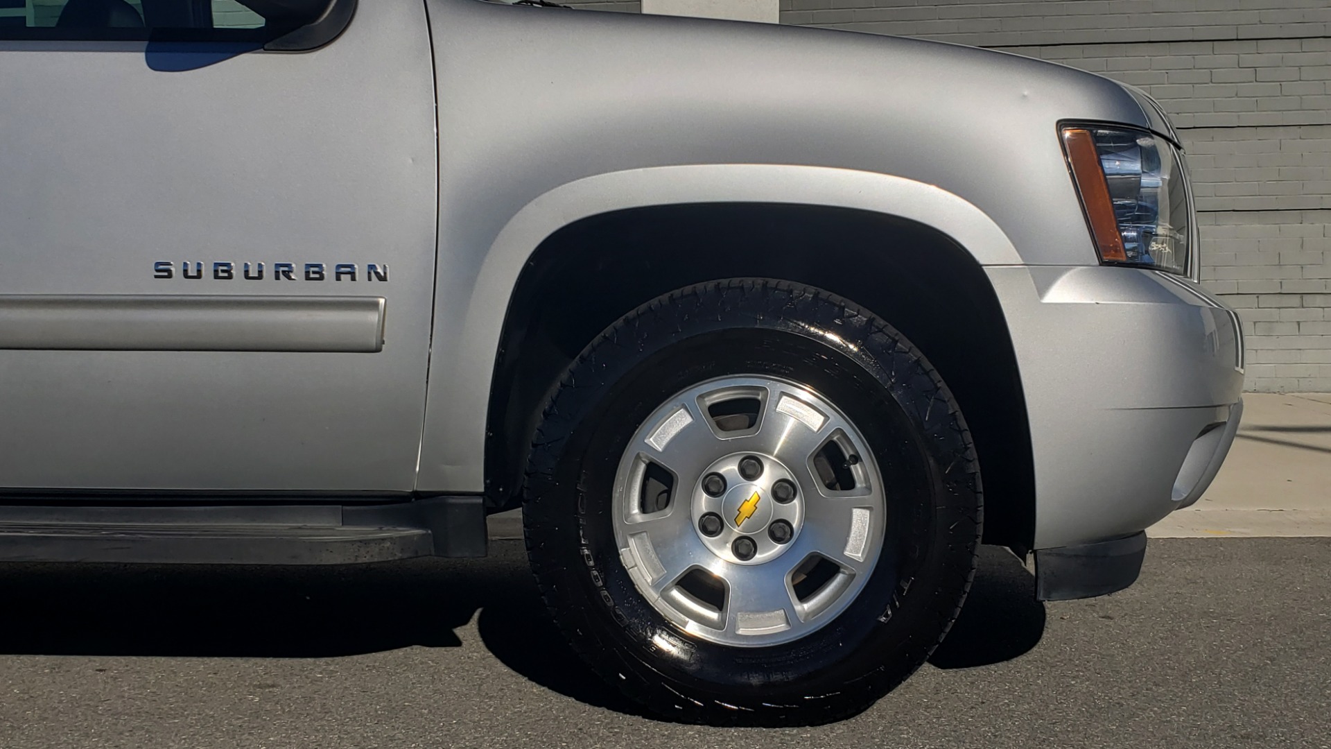 Used 2013 Chevrolet SUBURBAN LT / 2WD / 5.3L V8 / 6-SPD AUTO / LEATHER 3-ROW SEATS for sale Sold at Formula Imports in Charlotte NC 28227 78