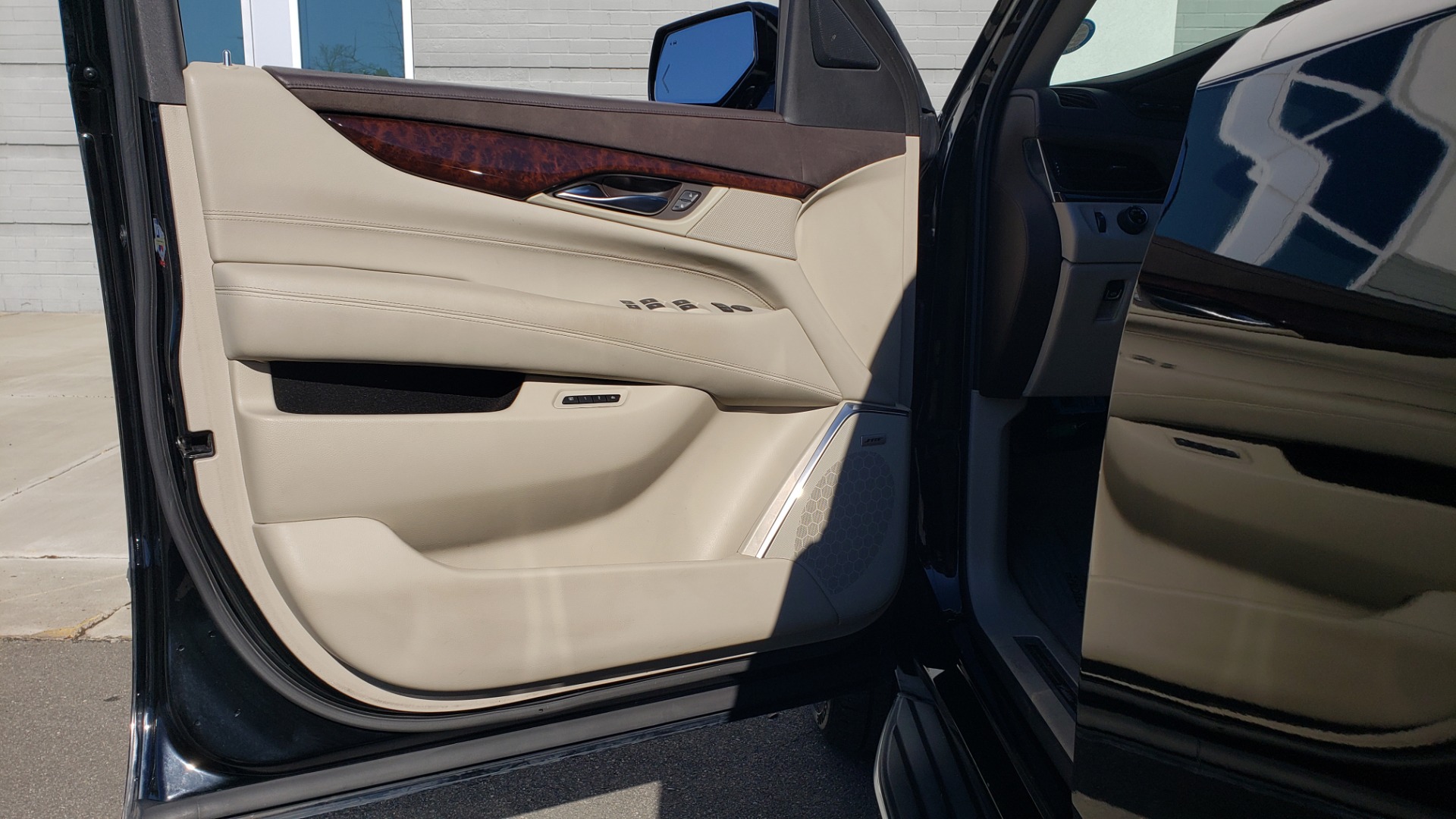 Used 2015 Cadillac ESCALADE PREMIUM 4WD / NAV / SUNROOF / REARVIEW / 3-ROW for sale Sold at Formula Imports in Charlotte NC 28227 33