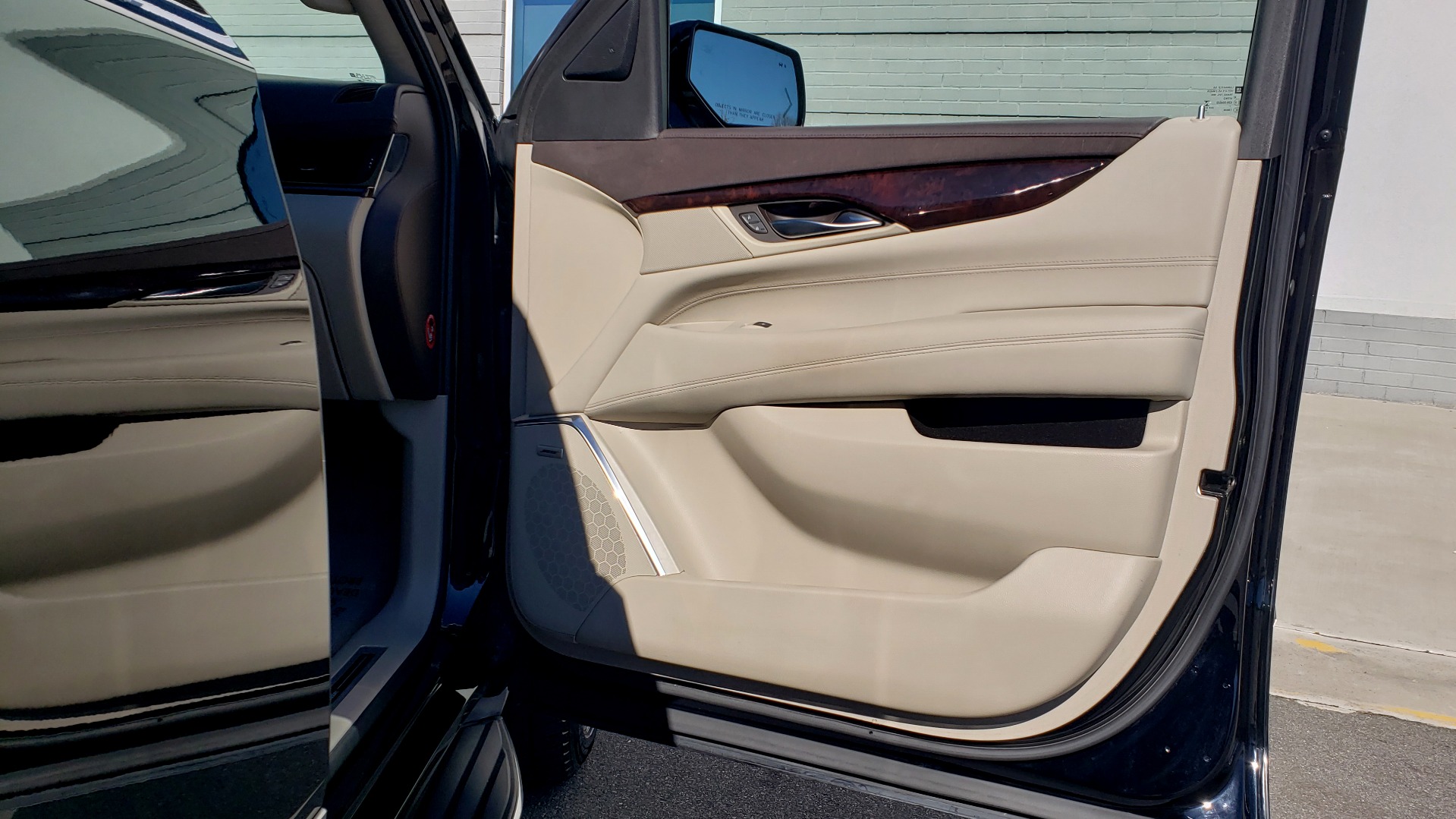 Used 2015 Cadillac ESCALADE PREMIUM 4WD / NAV / SUNROOF / REARVIEW / 3-ROW for sale Sold at Formula Imports in Charlotte NC 28227 71