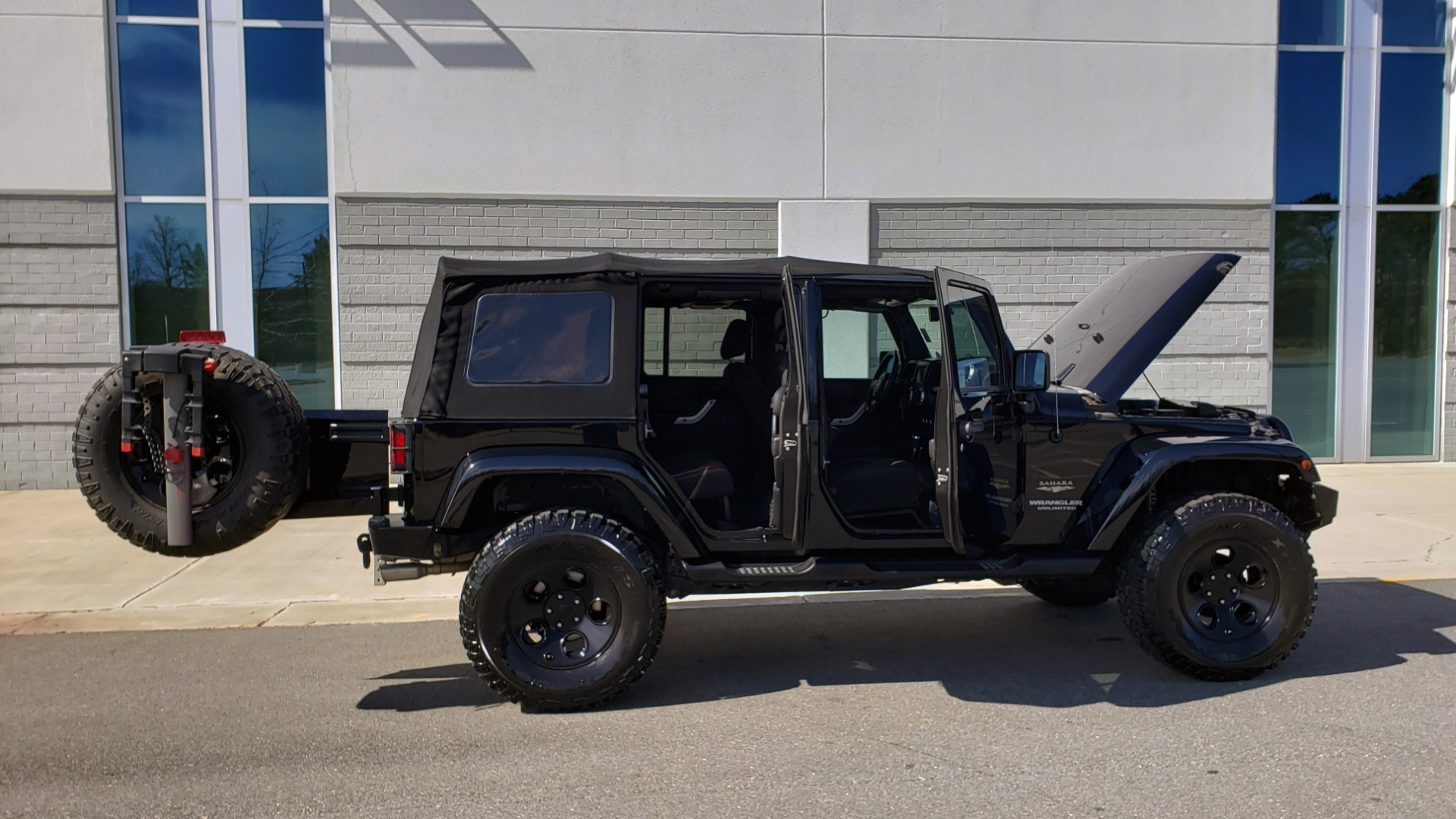 Used 2014 Jeep WRANGLER UNLIMITED SAHARA 4X4 / 3.6L V6 / 5-SPD AUTO / NAV / TOW PKG / SOFT-TOP for sale Sold at Formula Imports in Charlotte NC 28227 13
