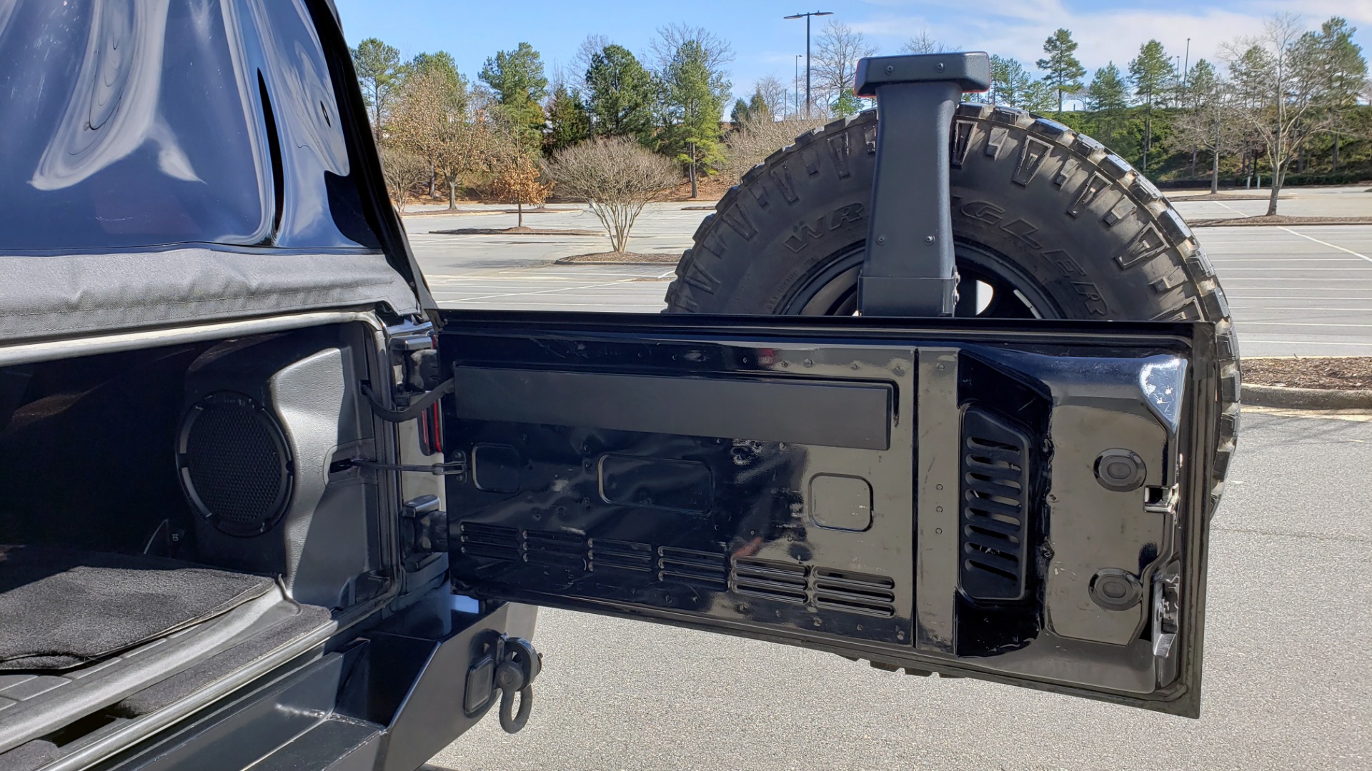Used 2014 Jeep WRANGLER UNLIMITED SAHARA 4X4 / 3.6L V6 / 5-SPD AUTO / NAV / TOW PKG / SOFT-TOP for sale Sold at Formula Imports in Charlotte NC 28227 19