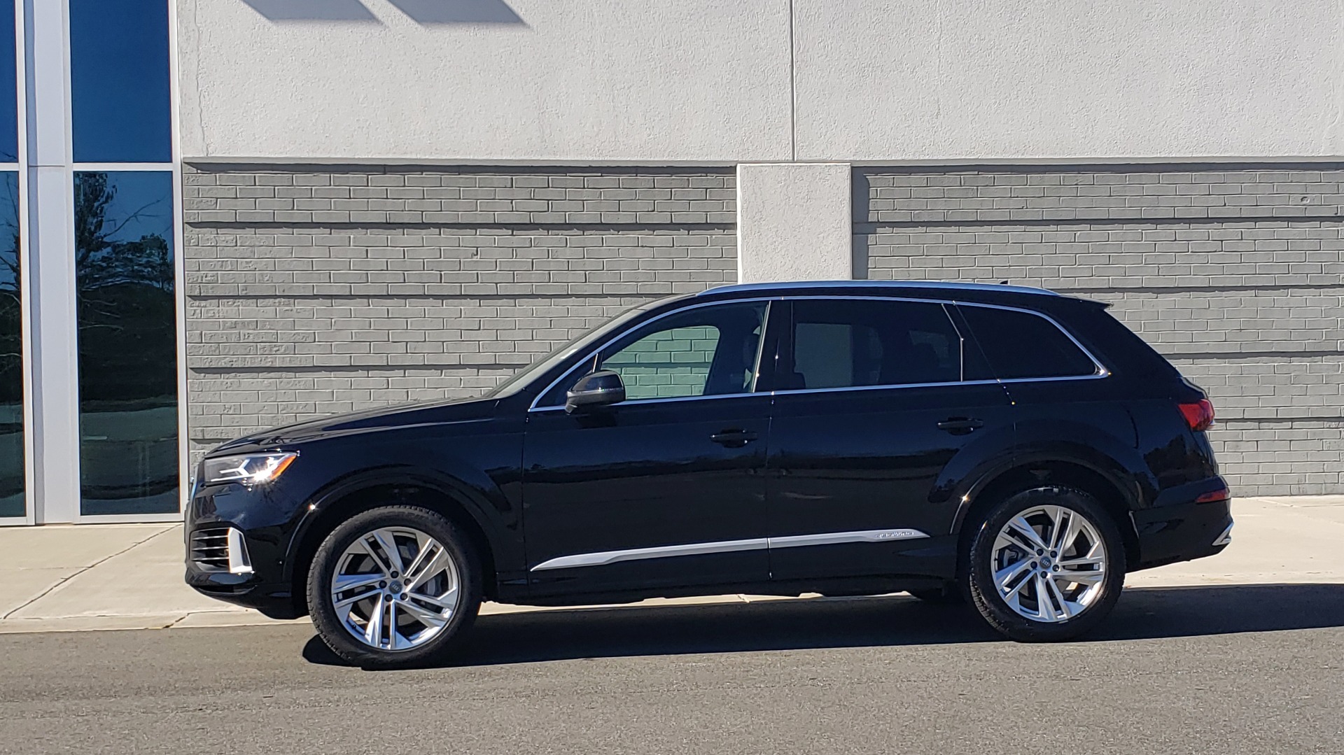 Used 2020 Audi Q7 PREMIUM PLUS / NAV / SUNROOF / 3-ROW / REARVIEW for sale Sold at Formula Imports in Charlotte NC 28227 4