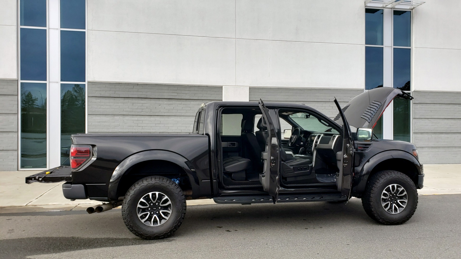 Used 2013 Ford F-150 SVT RAPTOR 4X4 SUPERCREW / 6.2L V8 / 6-SPD AUTO / NAV / LUX PKG for sale Sold at Formula Imports in Charlotte NC 28227 15