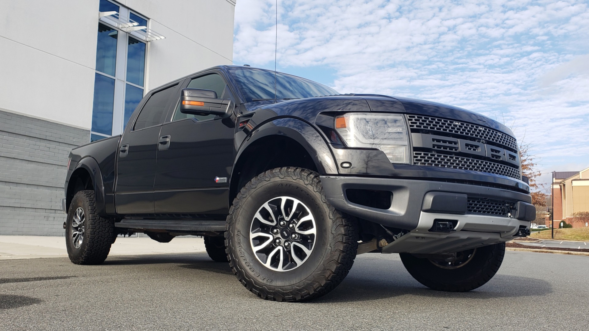 Used 2013 Ford F-150 SVT RAPTOR 4X4 SUPERCREW / 6.2L V8 / 6-SPD AUTO / NAV / LUX PKG for sale Sold at Formula Imports in Charlotte NC 28227 3